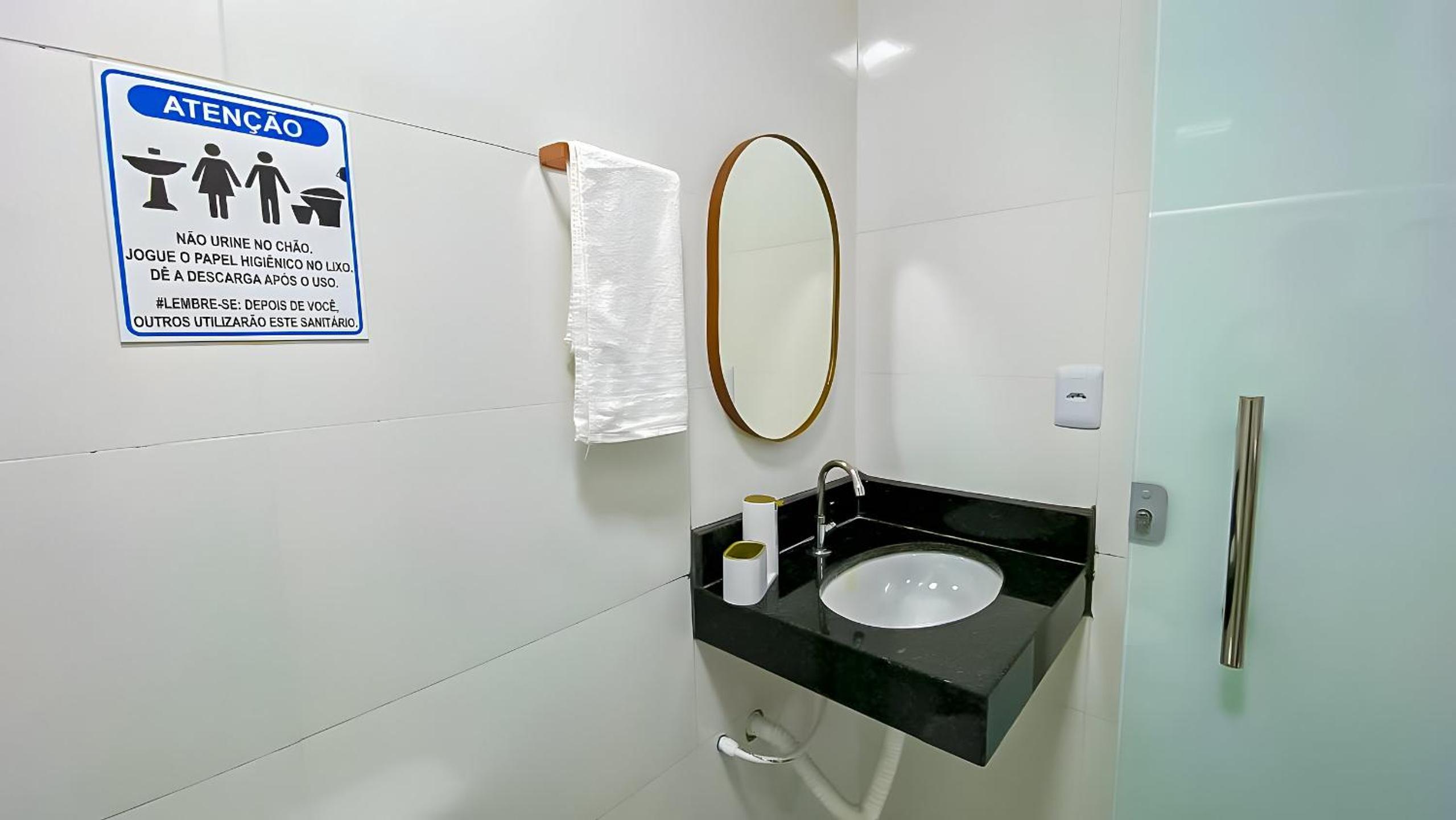 Aptos com 1 quarto, próximo a praia de Taperpuã, com 'àrea de churrasco compartilhada.