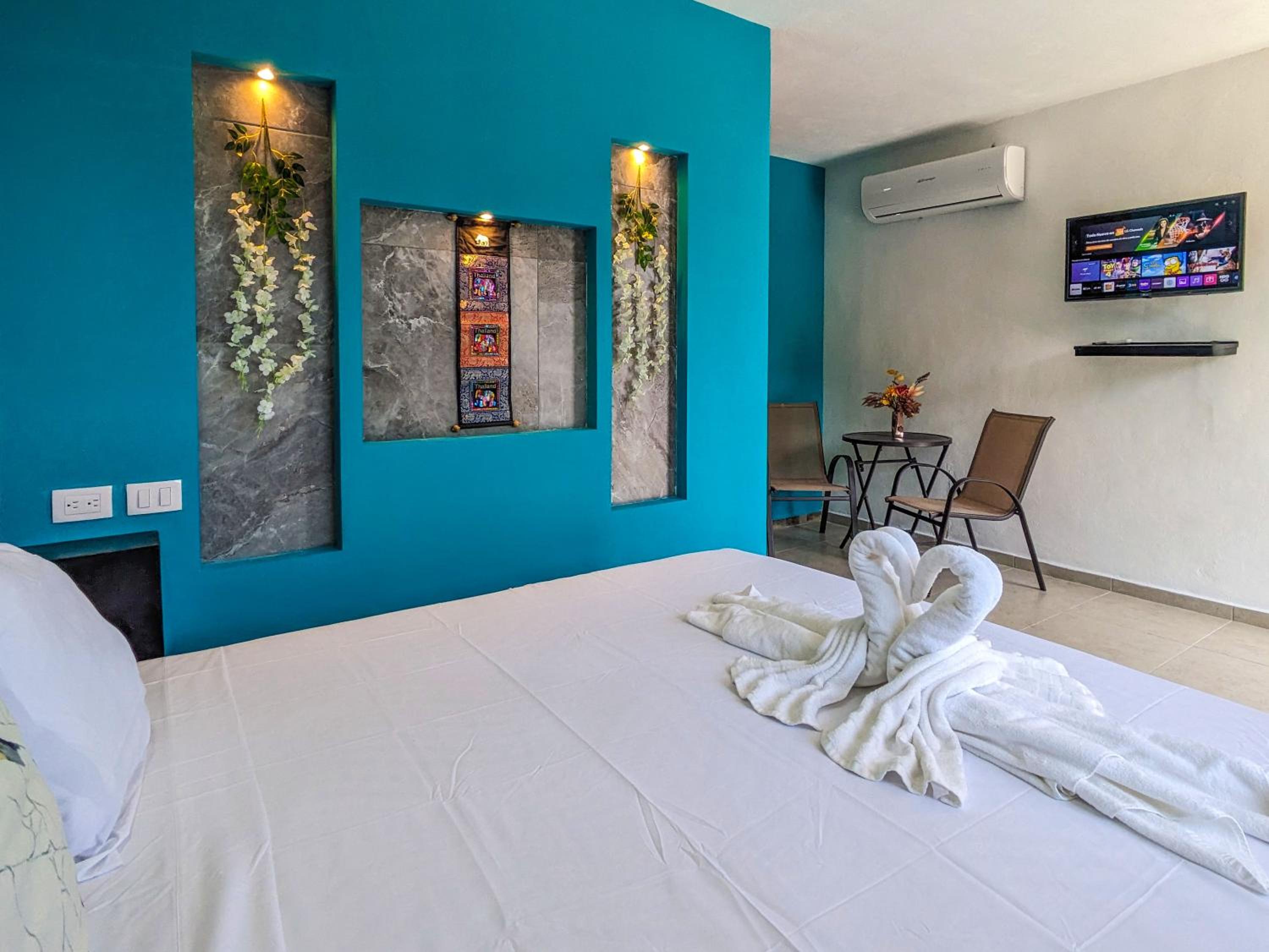 For Couples Airy & Bright Suite Memory Foam King Bed Steps to Beach Fast WiFi AC 7B