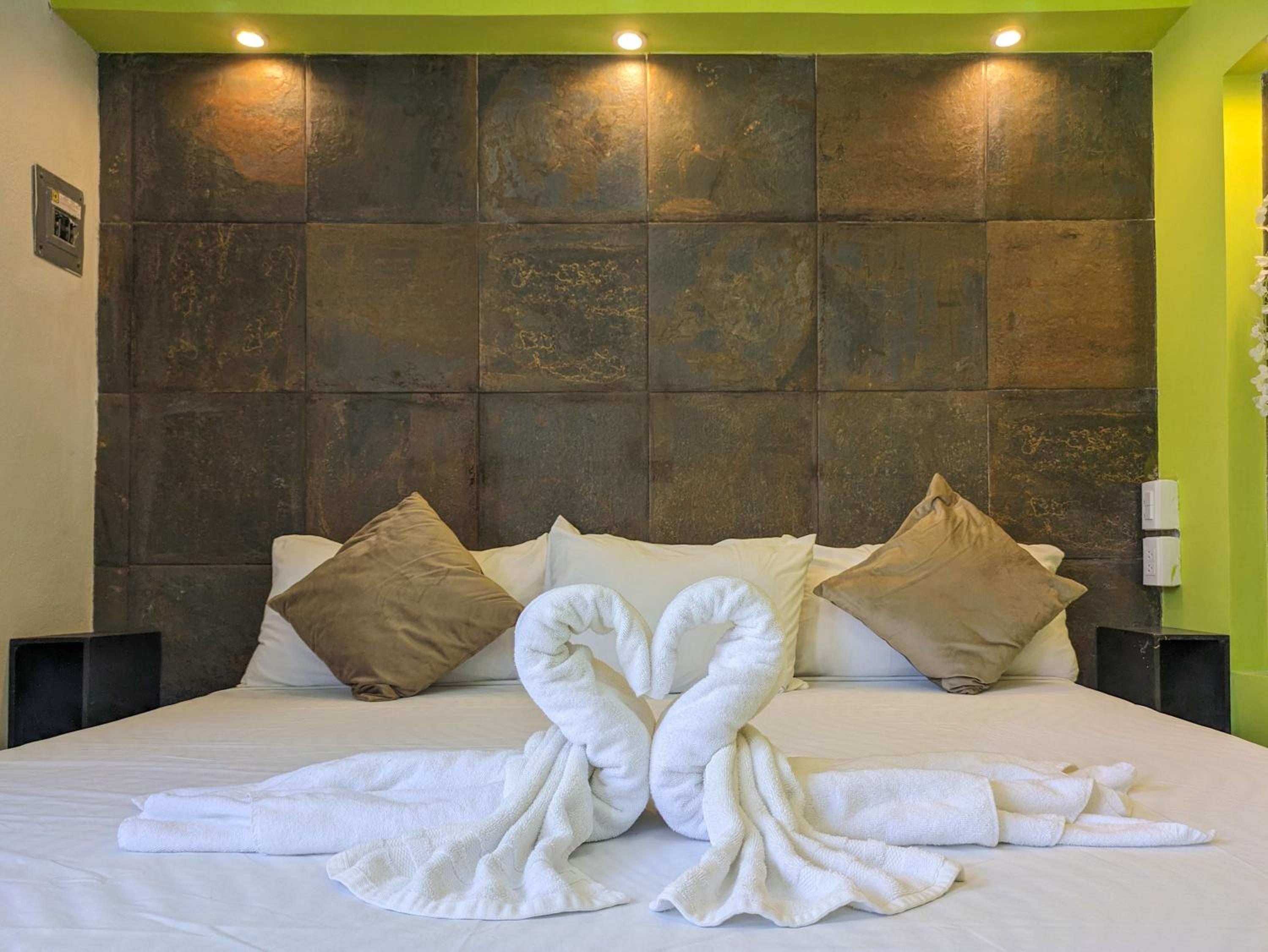 Modern Cozy King Bed 1BR Walk to Beach Kitchen Digital Nomad Fast WiFi AC 4B