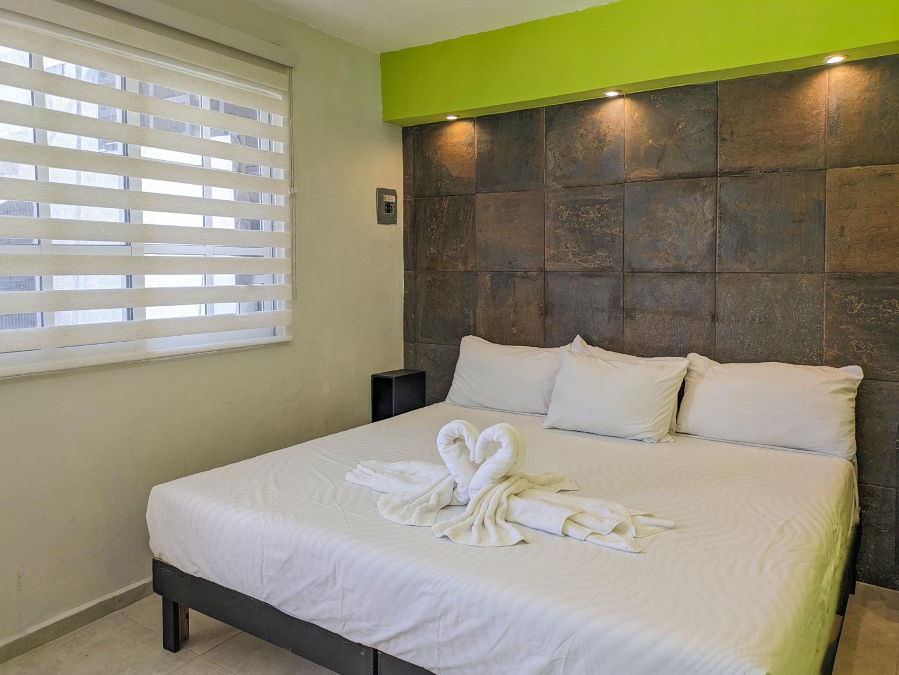 Modern Cozy King Bed 1BR Walk to Beach Kitchen Digital Nomad Fast WiFi AC 4B