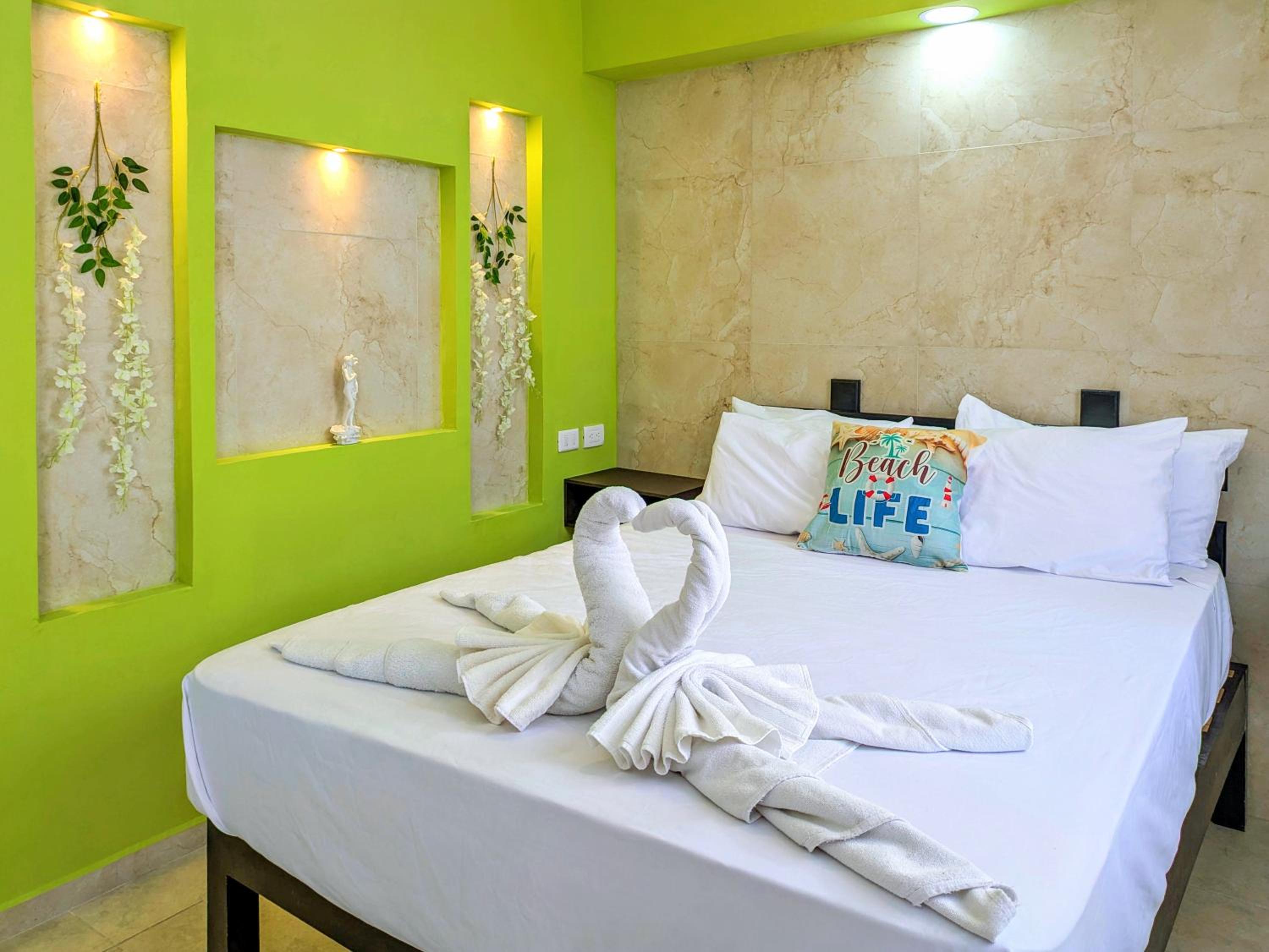 Spacious Romantic Suite Memory Foam Bed Steps to Beach Fast WiFi AC Value Stay 1B