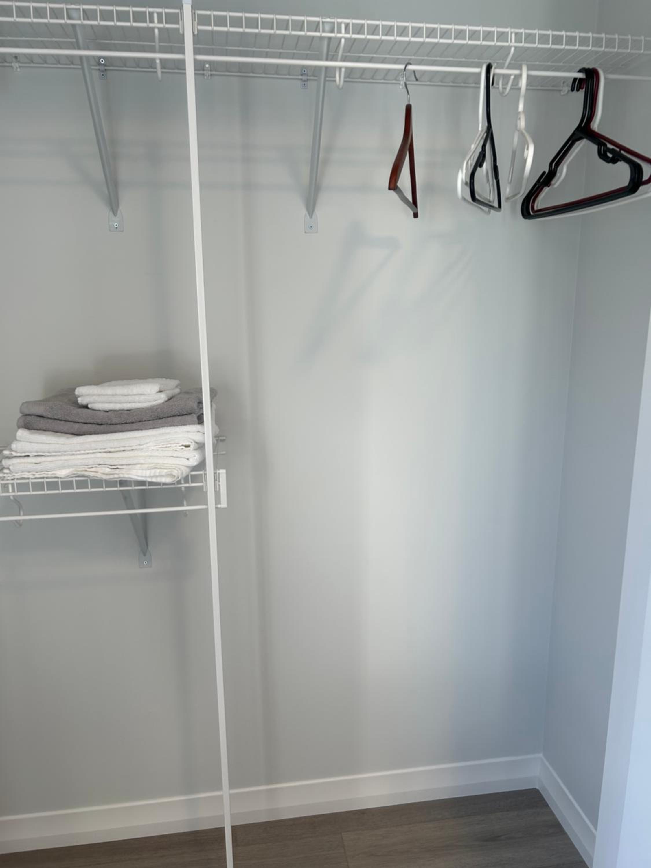 Sunny Queen-size Bedroom with Private Bath in Brand New House