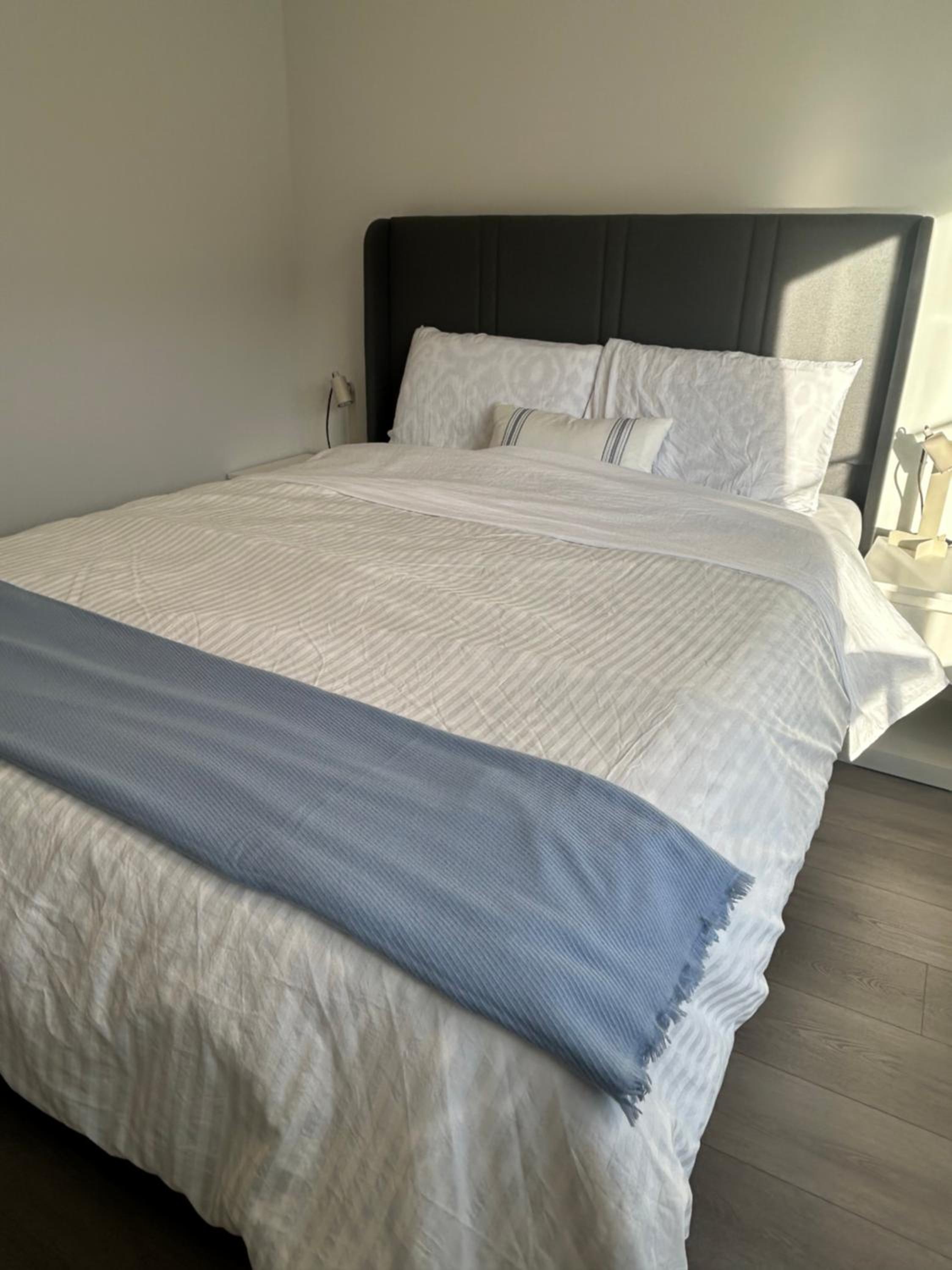 Sunny Queen-size Bedroom with Private Bath in Brand New House