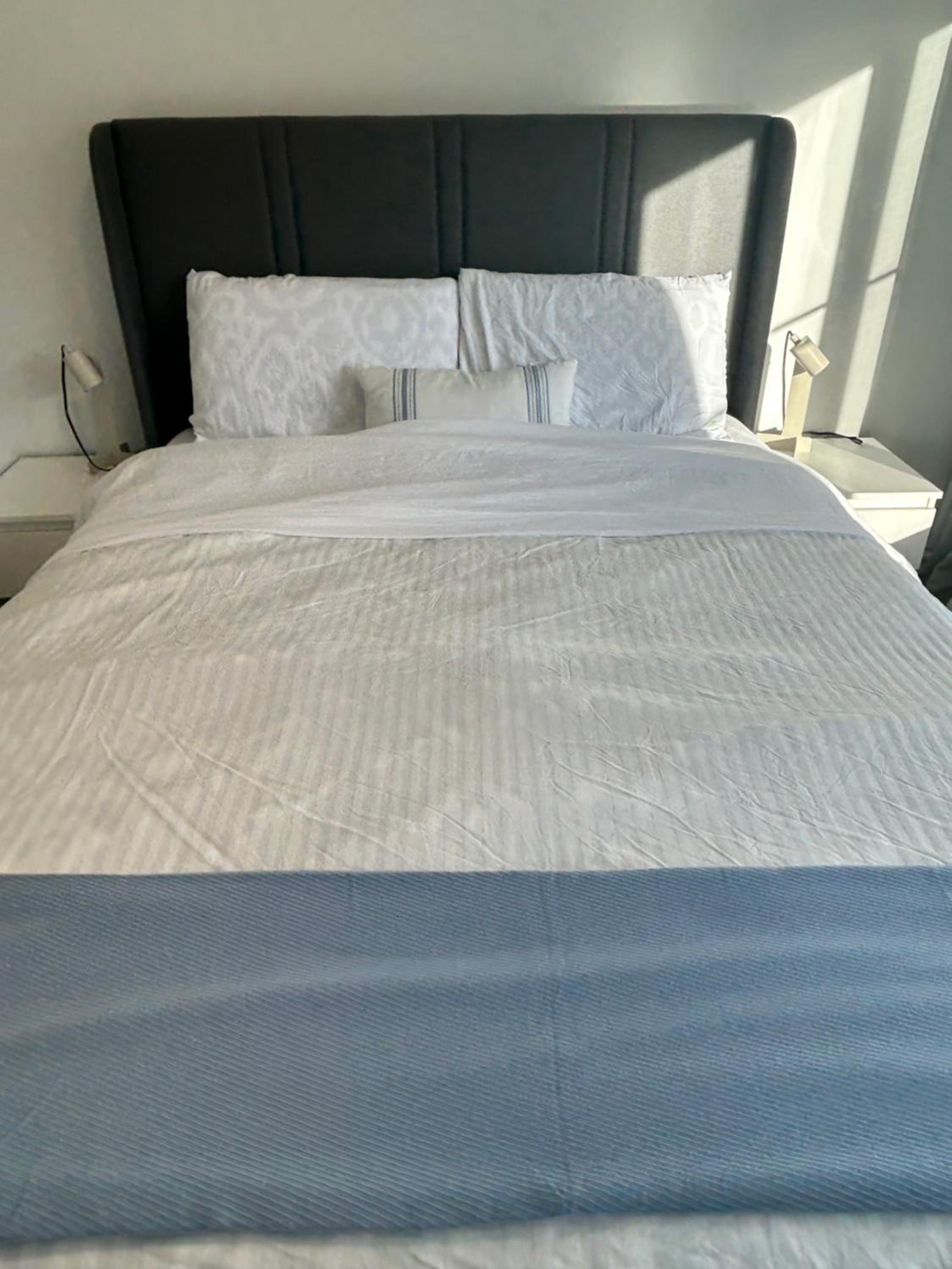 Sunny Queen-size Bedroom with Private Bath in Brand New House