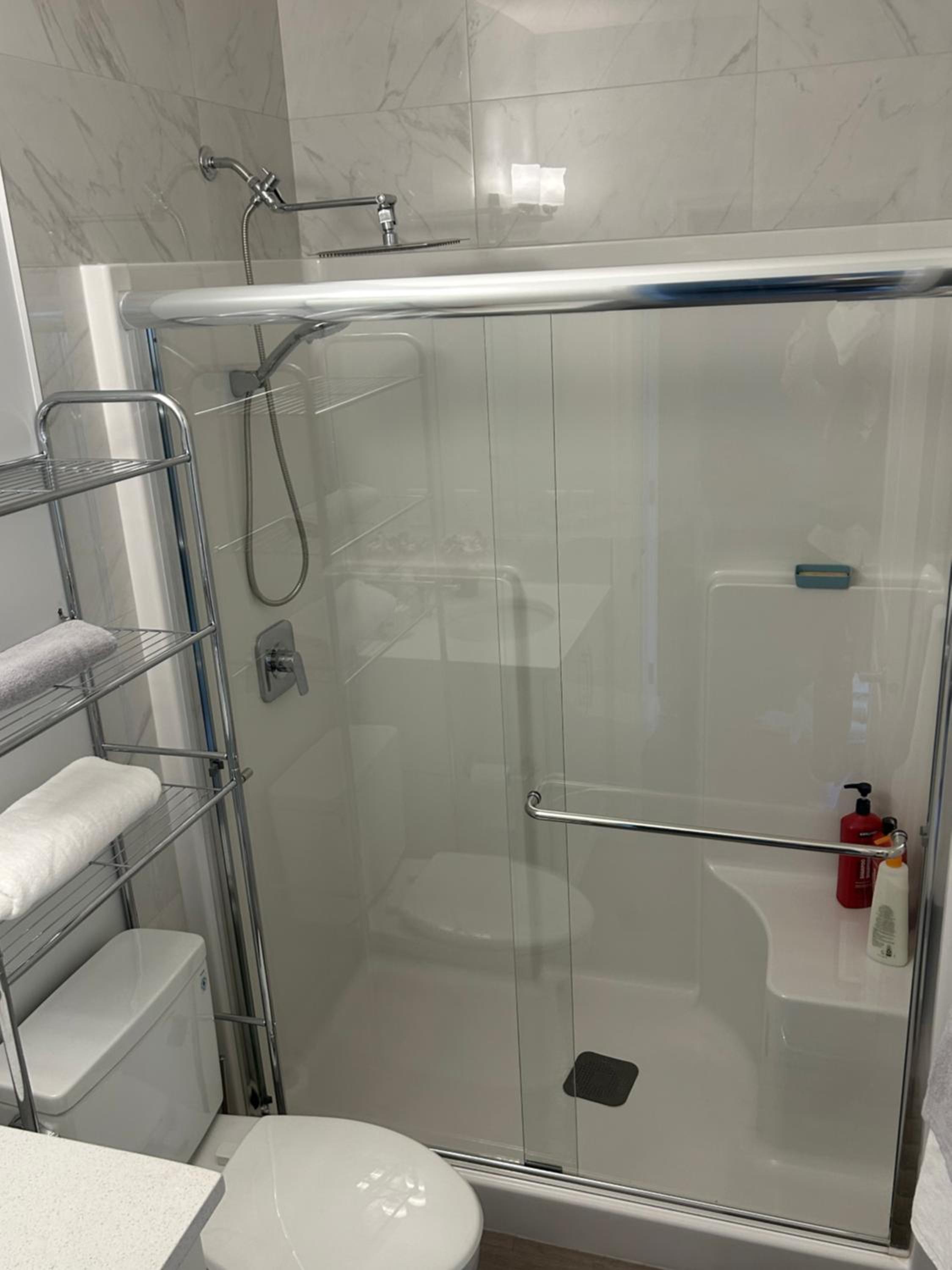 Sunny Queen-size Bedroom with Private Bath in Brand New House