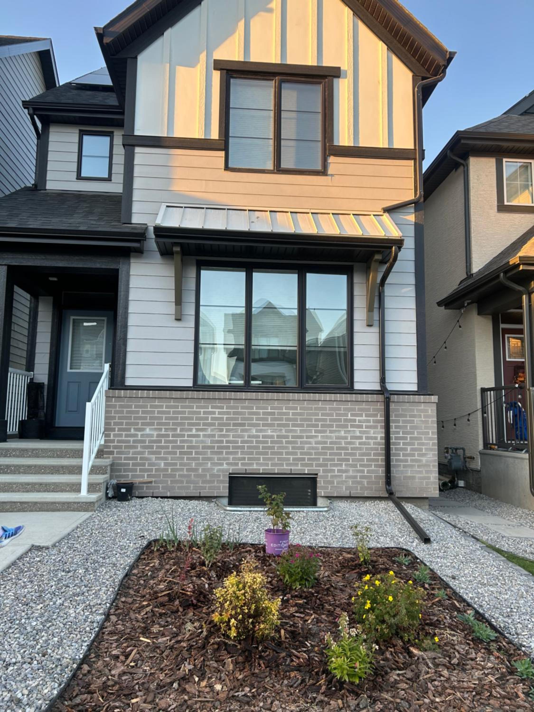 Sunny Queen-size Bedroom with Private Bath in Brand New House