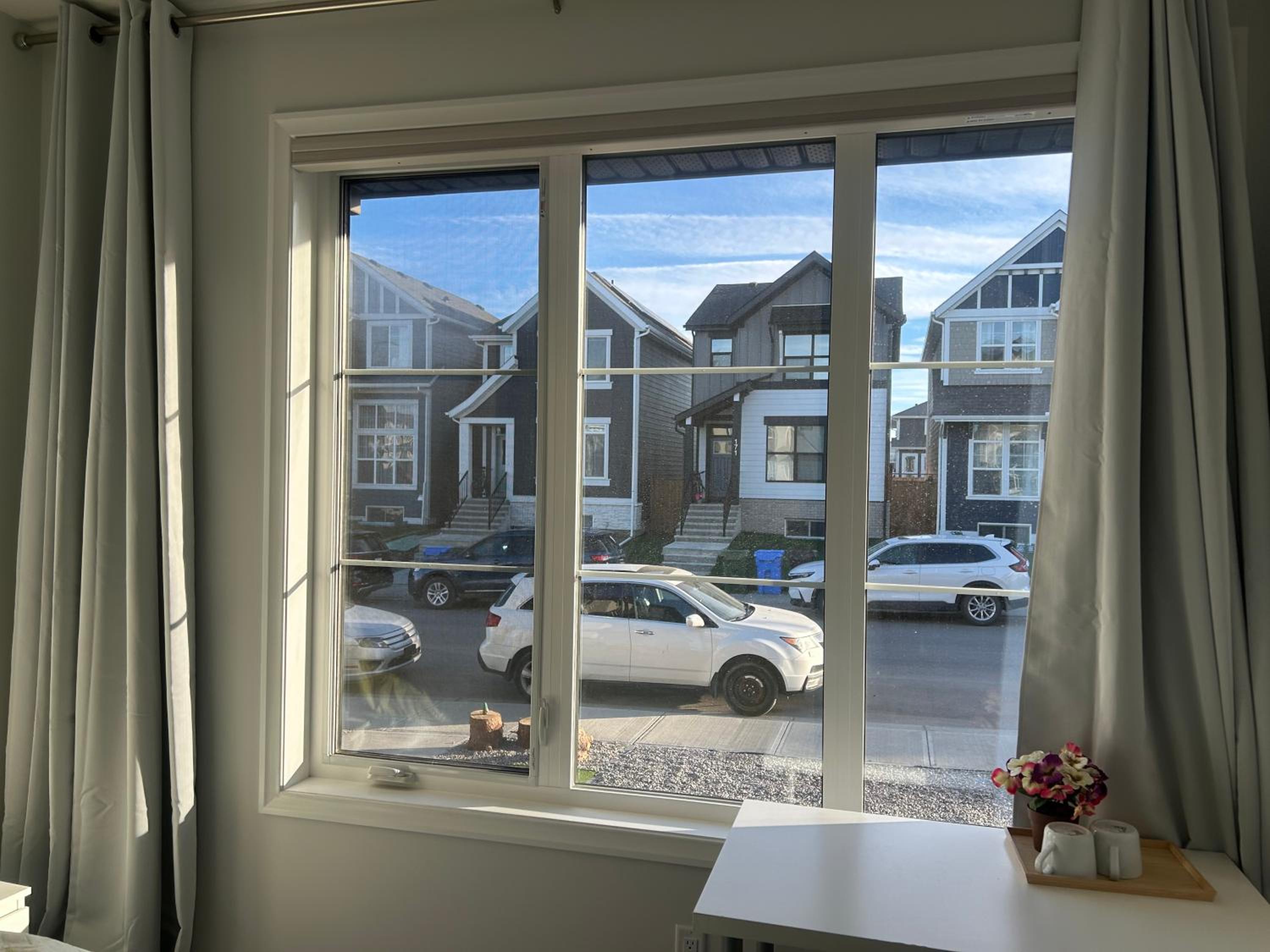 Sunny Queen-size Bedroom with Private Bath in Brand New House