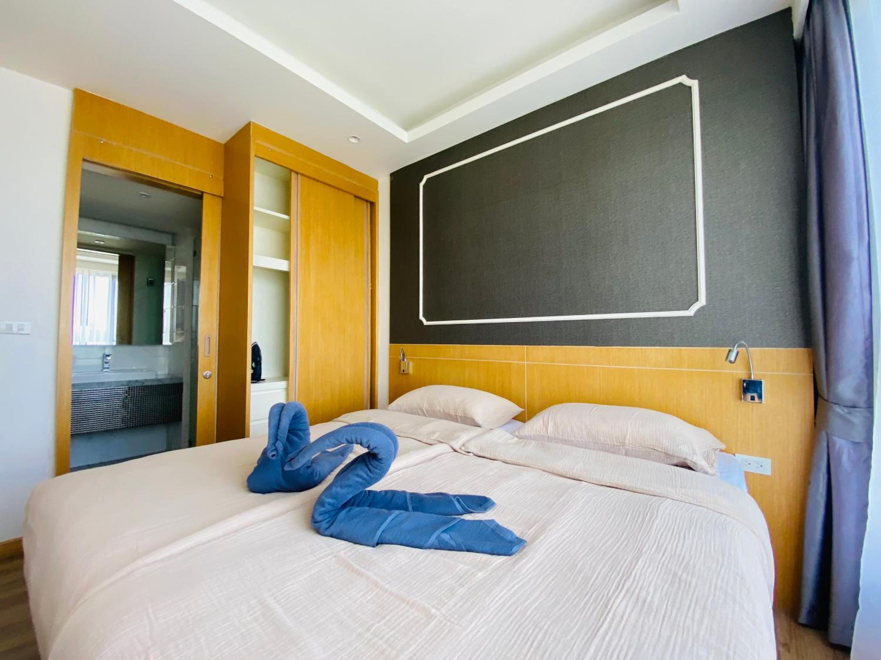 Aristo 2 Condo with a sea view
