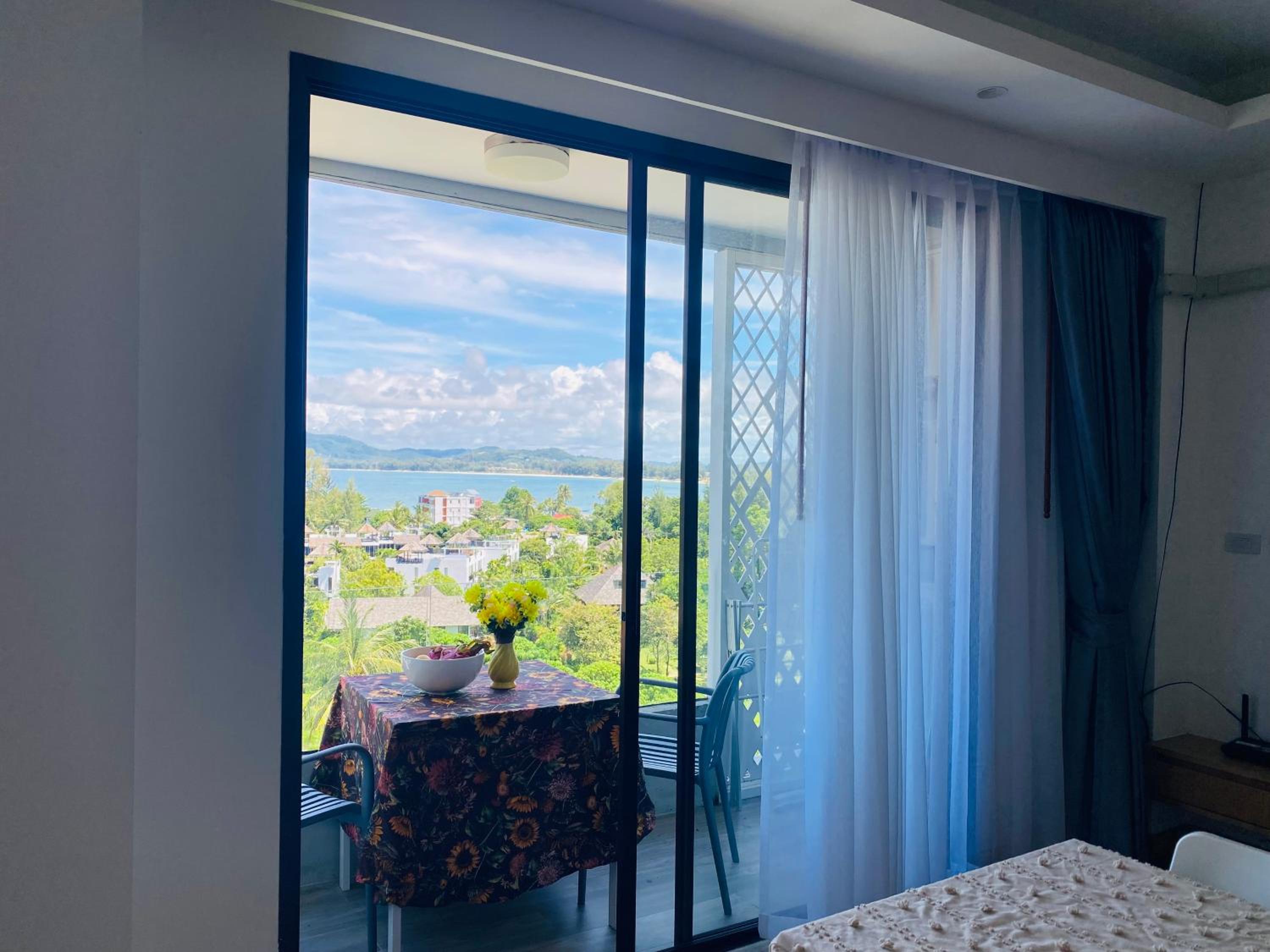 Aristo 2 Condo with a sea view