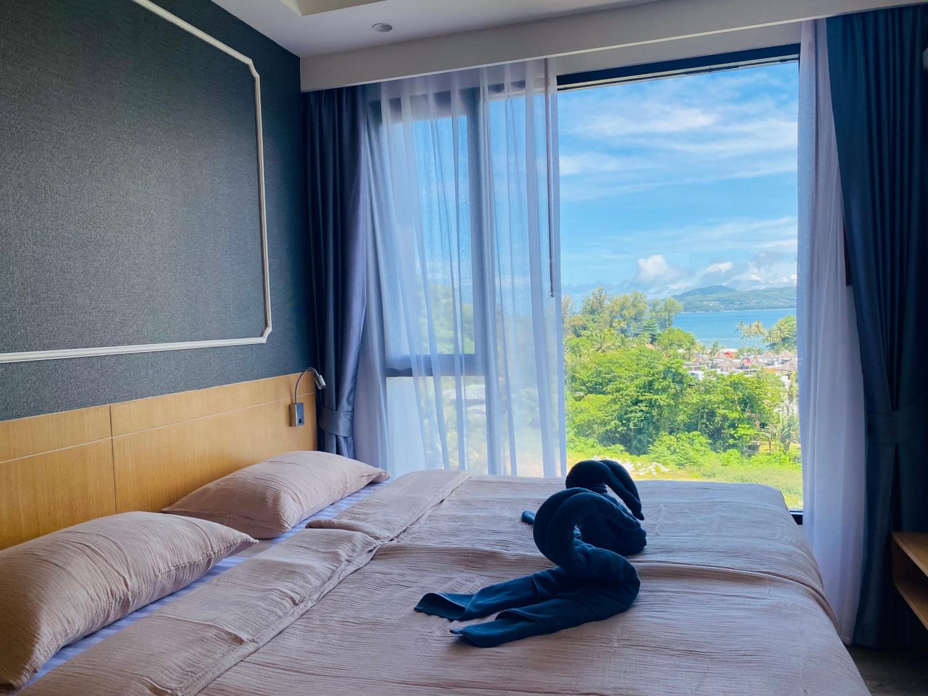 Aristo 2 Condo with a sea view