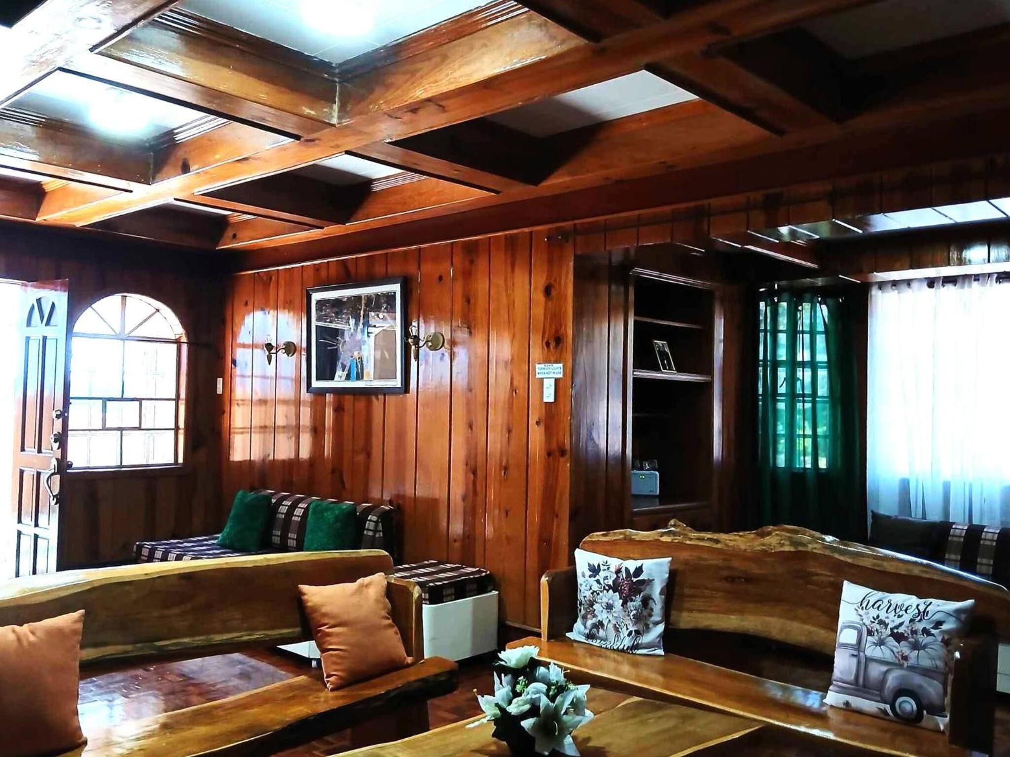 3 Bedroom House in the Heart of Baguio with Garage