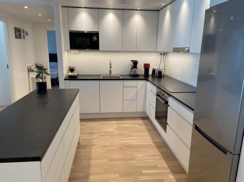 Modern, bright 2 bedroom apartment with great views