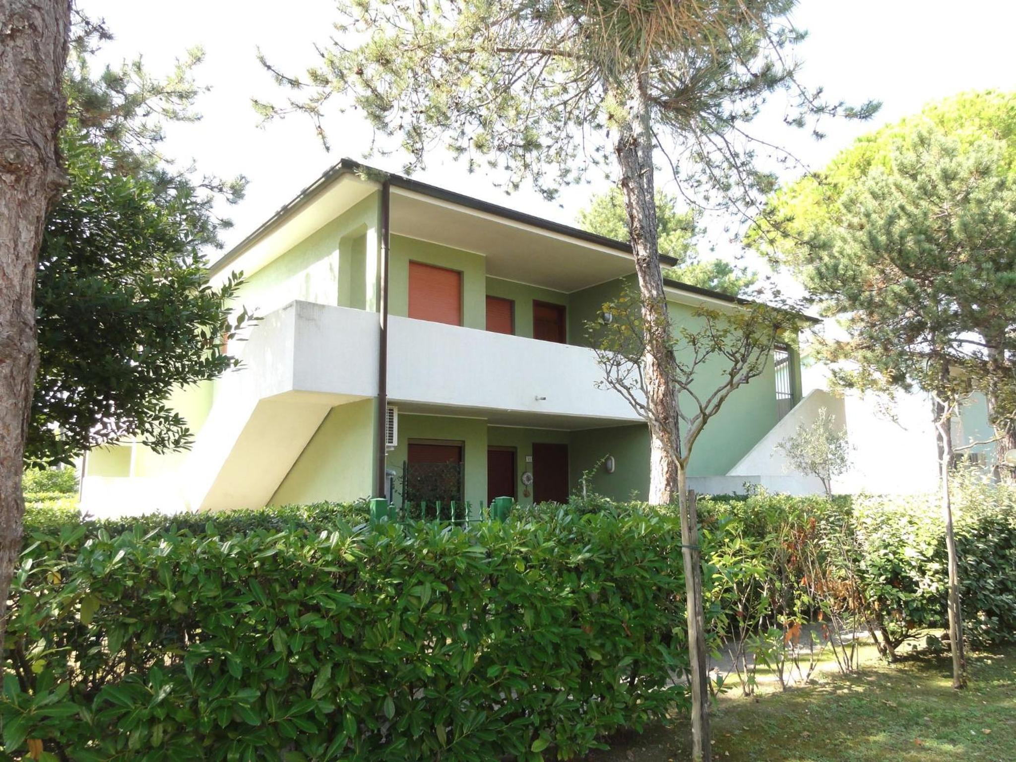 Nice flat with pool and garden