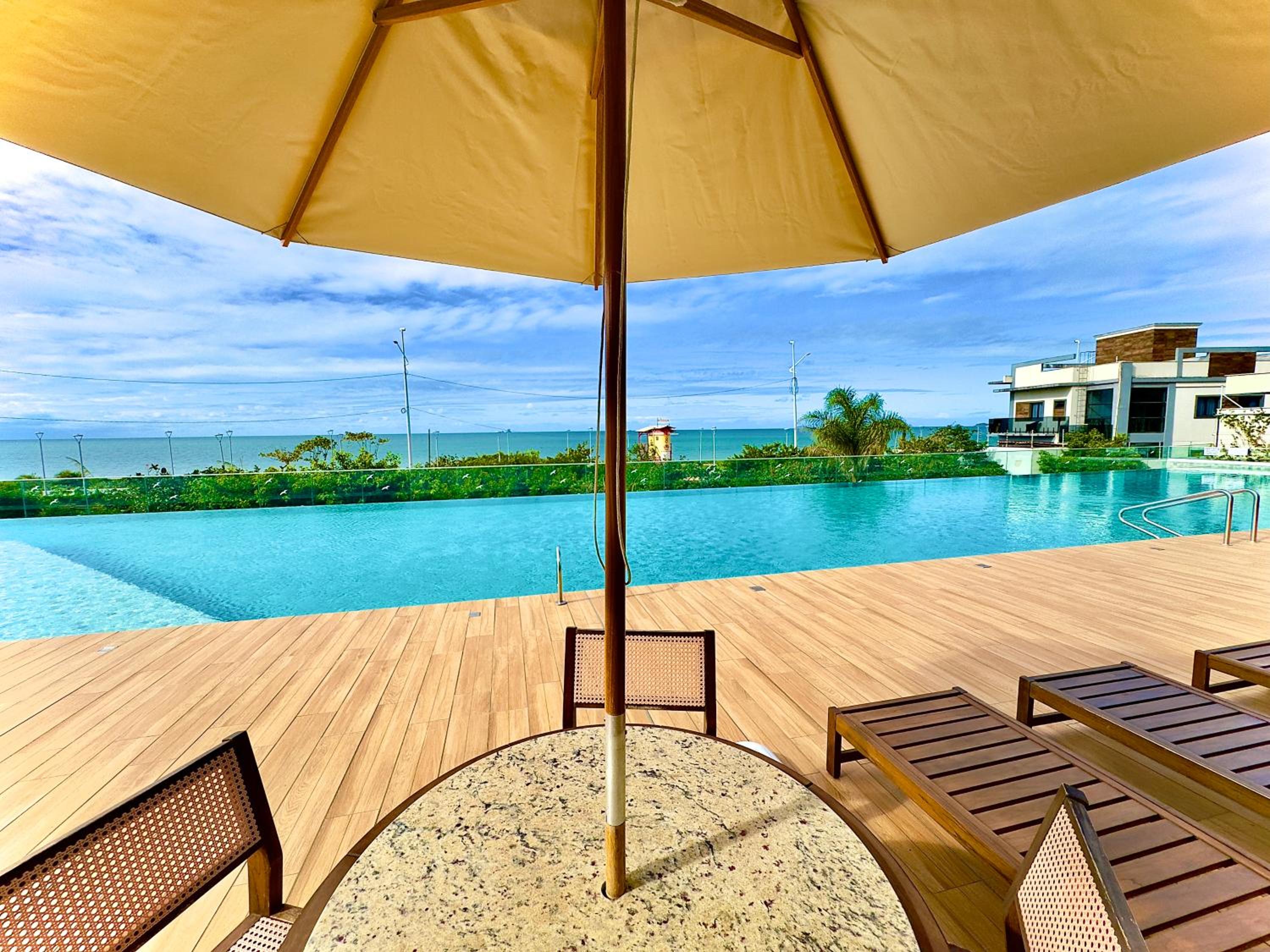 Apto Pé na Areia Condomínio Resort Completo com Piscina borda Infinita, Beach Tennis, Academia, Sala de Jogos, Brinquedoteca, Playground e Portaria 24H 2 Q