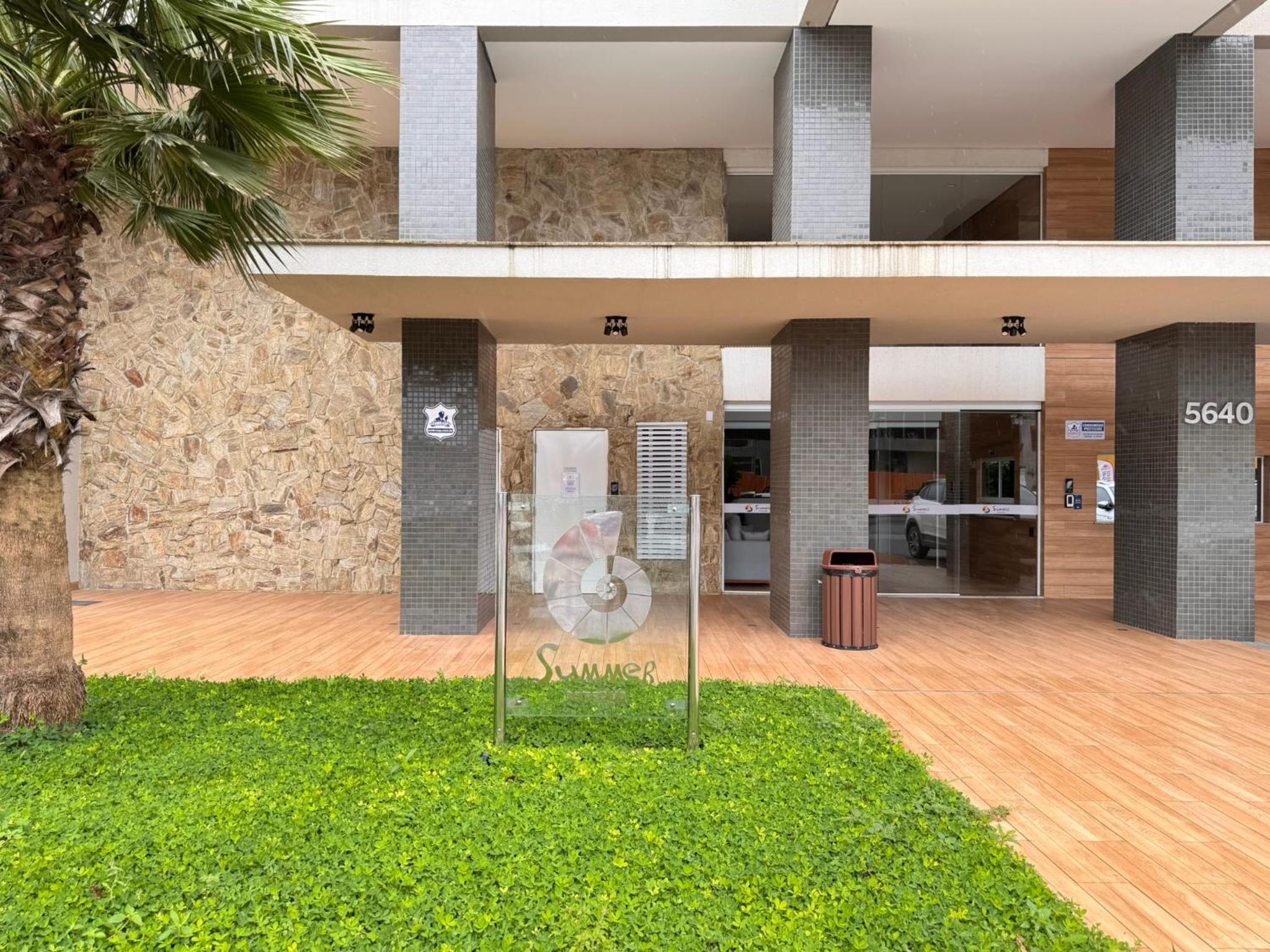 Apto Pé na Areia Condomínio Resort Completo com Piscina borda Infinita, Beach Tennis, Academia, Sala de Jogos, Brinquedoteca, Playground e Portaria 24H 2 Q