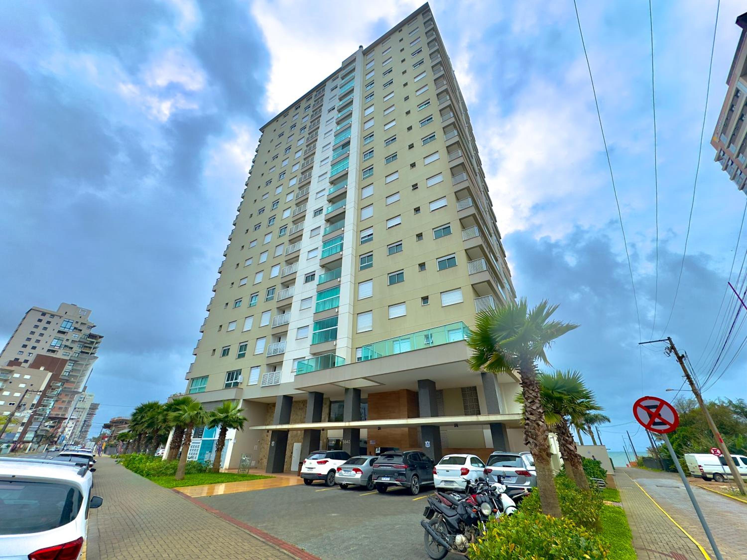 Apto Pé na Areia Condomínio Resort Completo com Piscina borda Infinita, Beach Tennis, Academia, Sala de Jogos, Brinquedoteca, Playground e Portaria 24H 2 Q