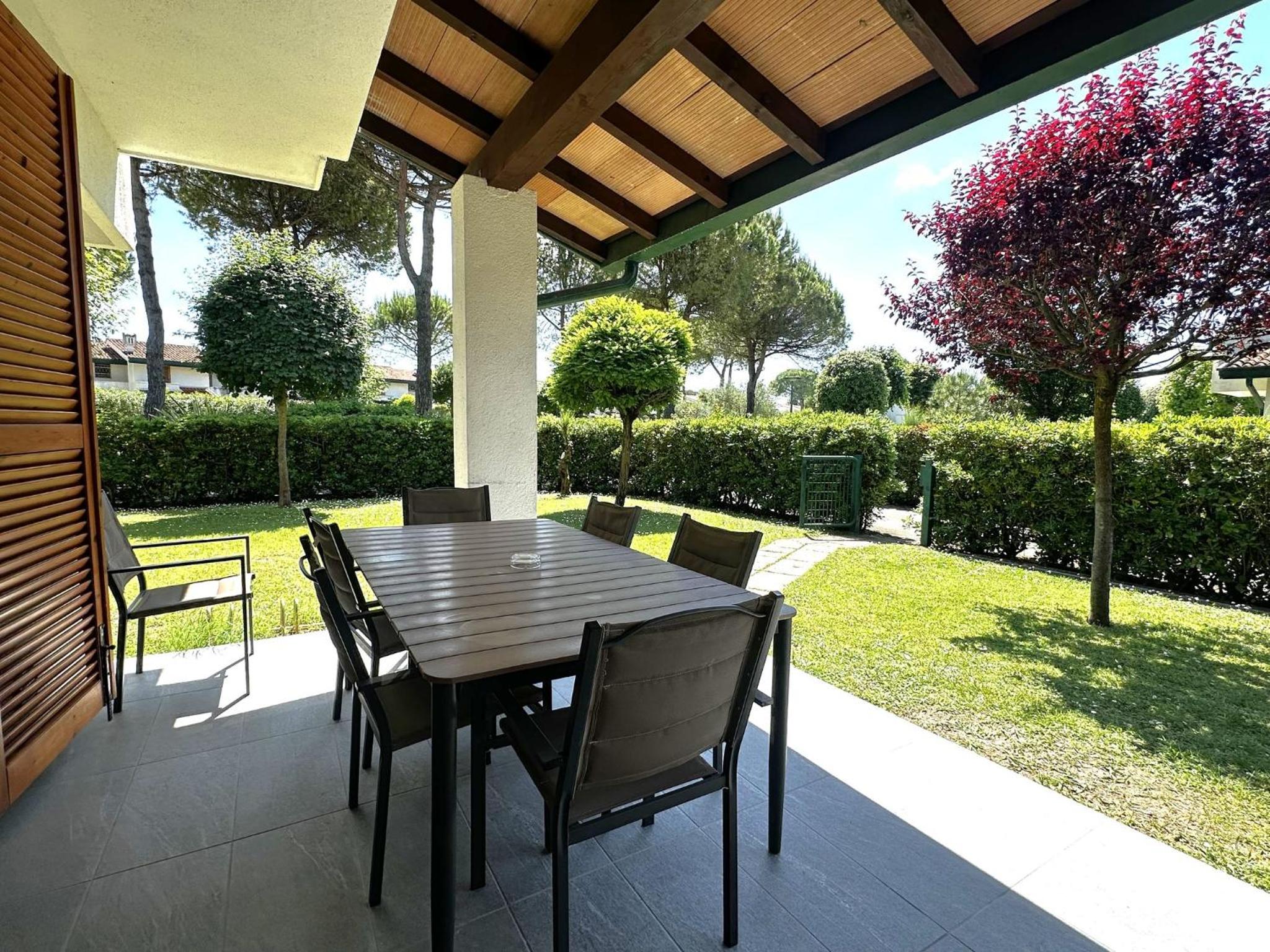 Comfy Bibione villa with pool access