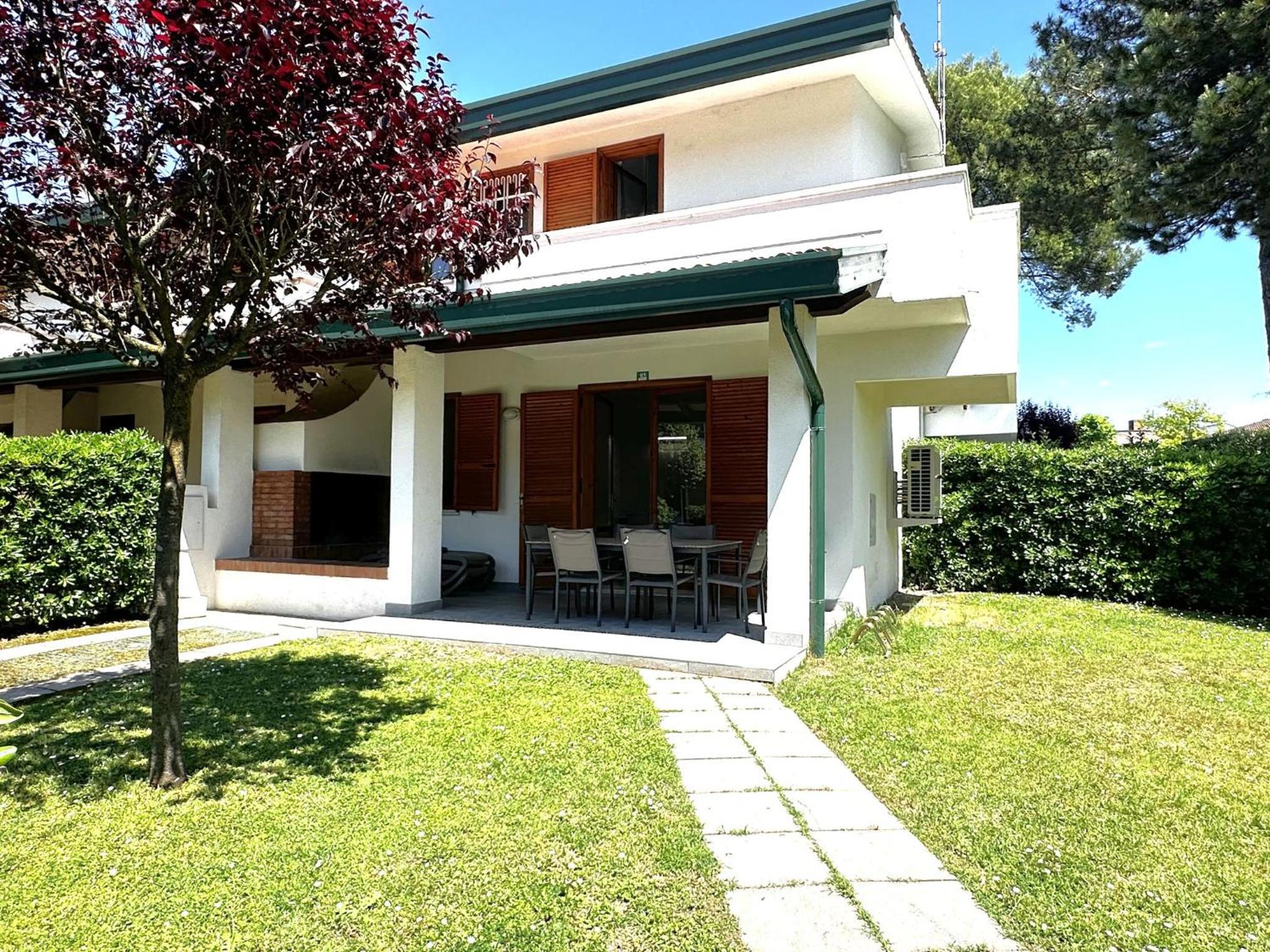 Comfy Bibione villa with pool access