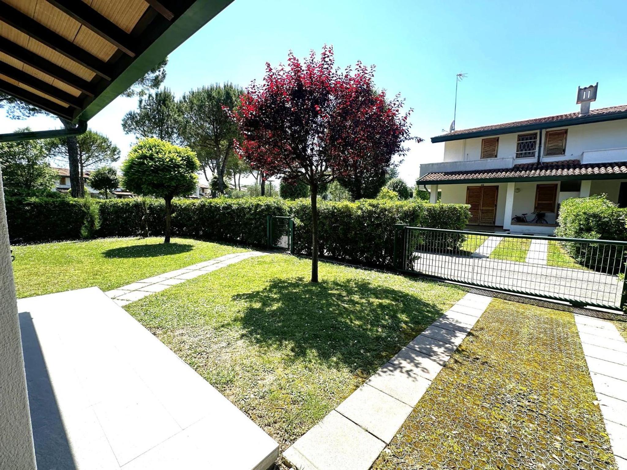 Comfy Bibione villa with pool access