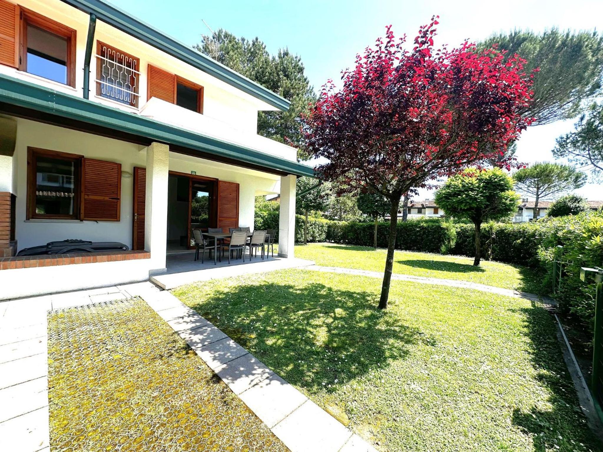 Comfy Bibione villa with pool access
