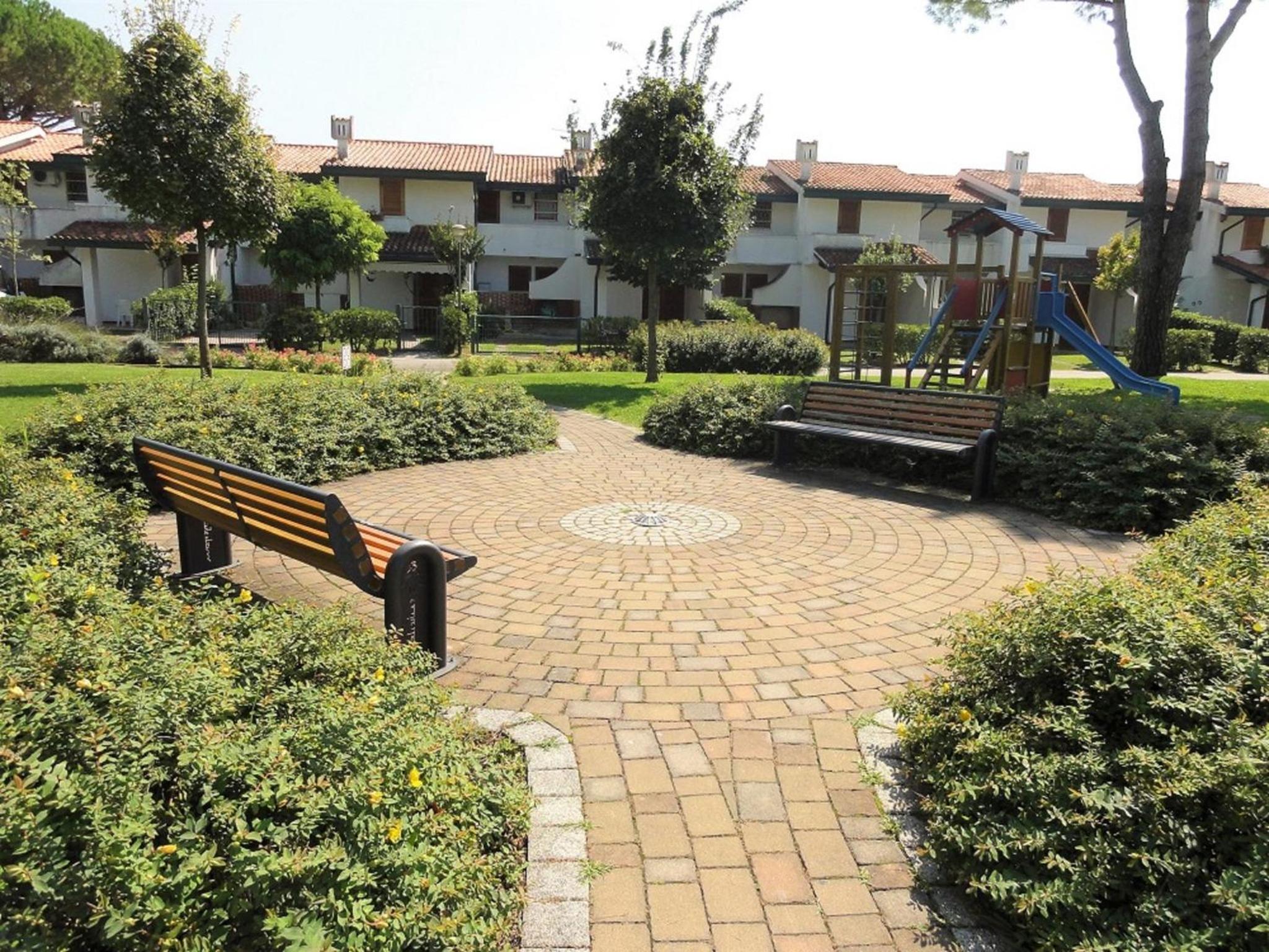 Comfy Bibione villa with pool access