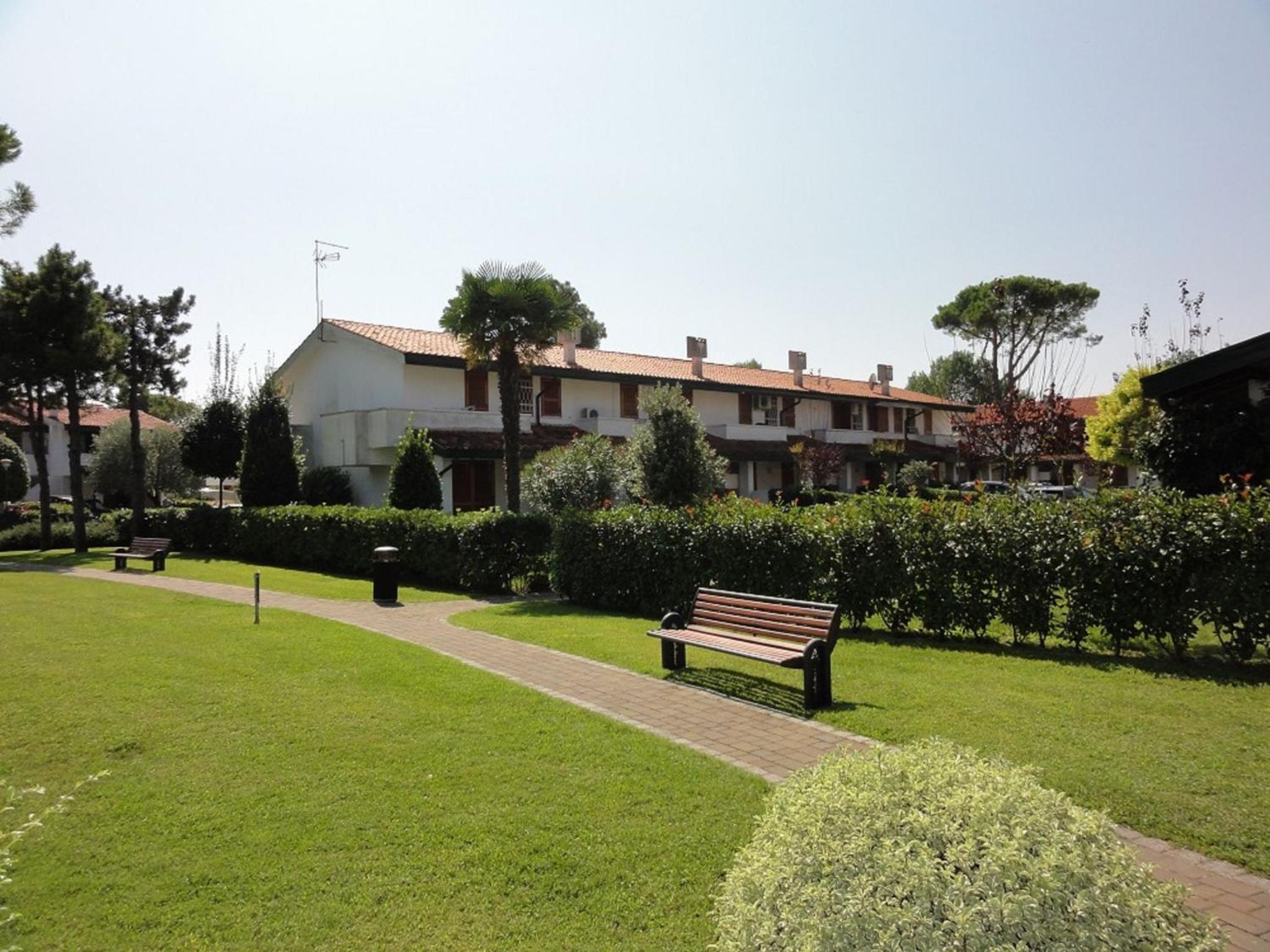 Comfy Bibione villa with pool access