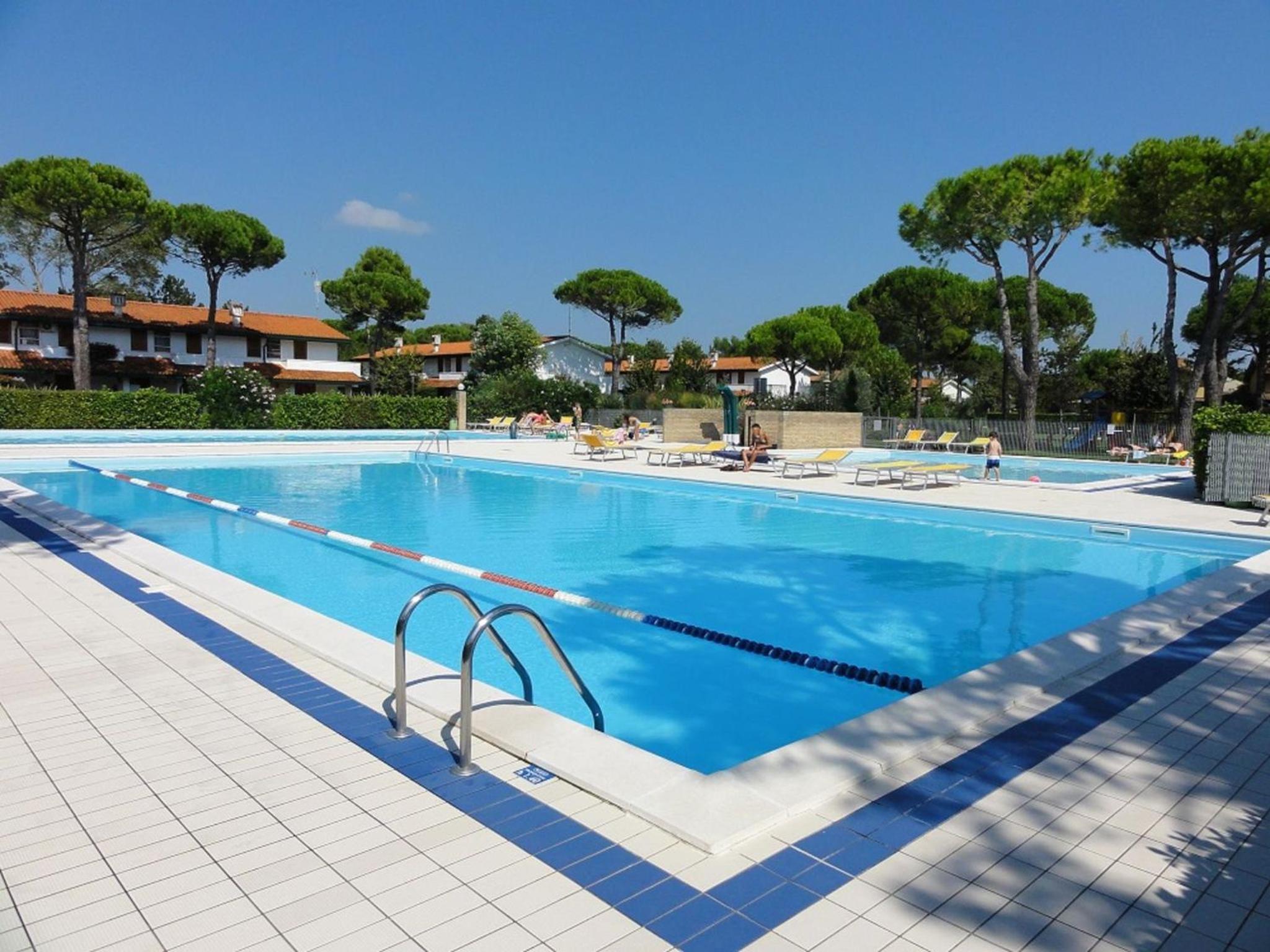 Comfy Bibione villa with pool access
