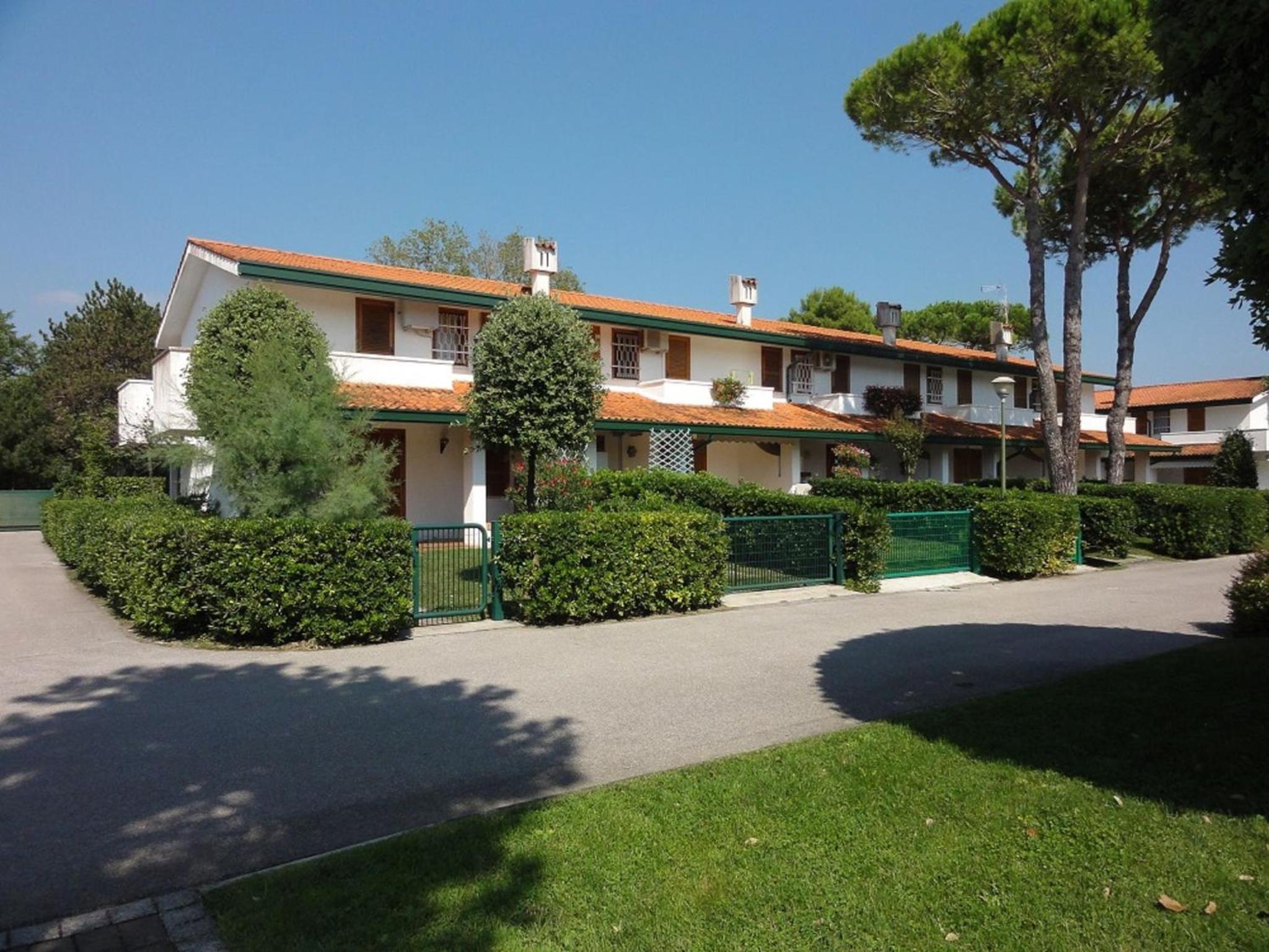 Comfy Bibione villa with pool access