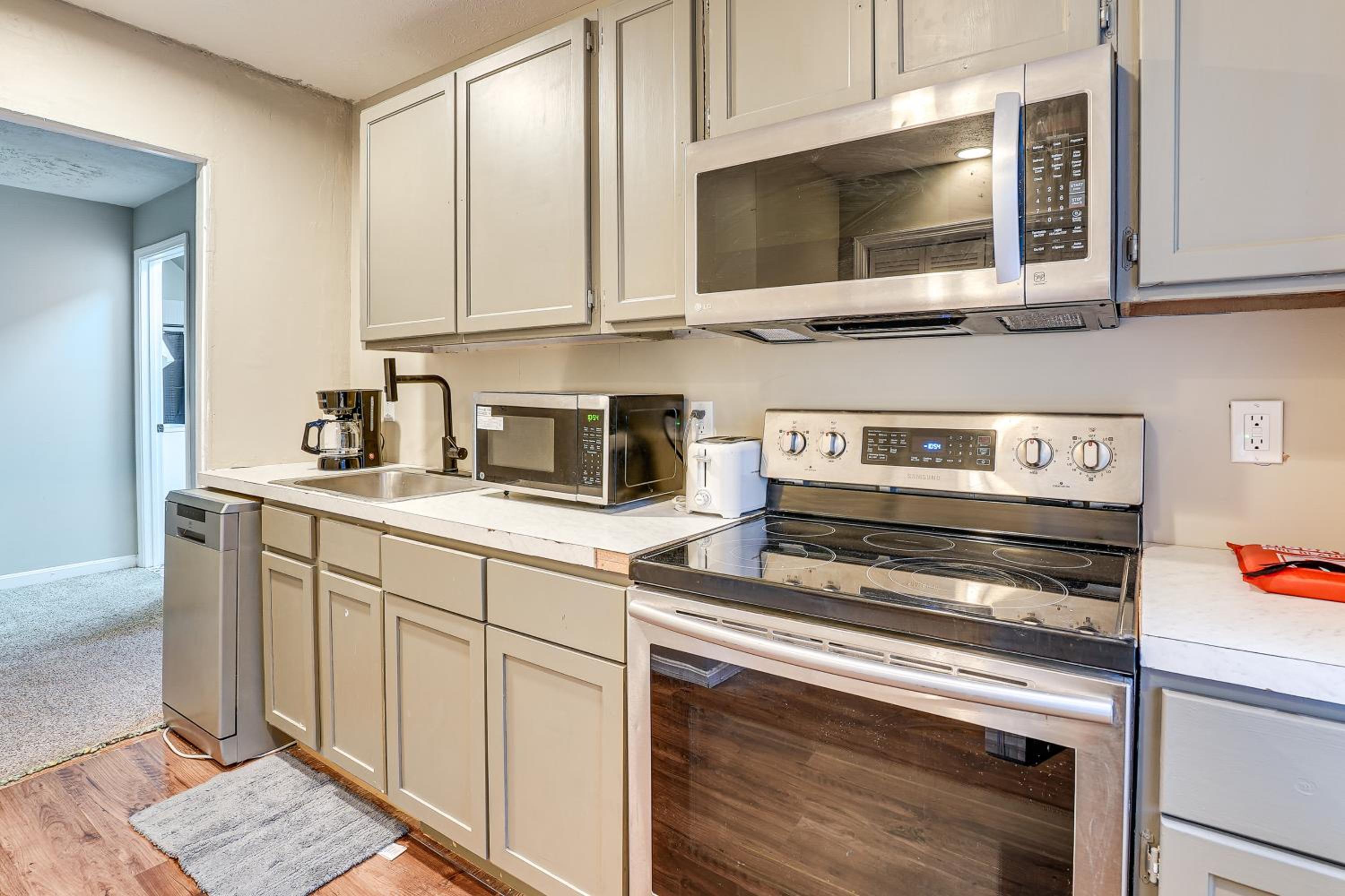 Stay Near the Derby and Downtown! Louisville Apt