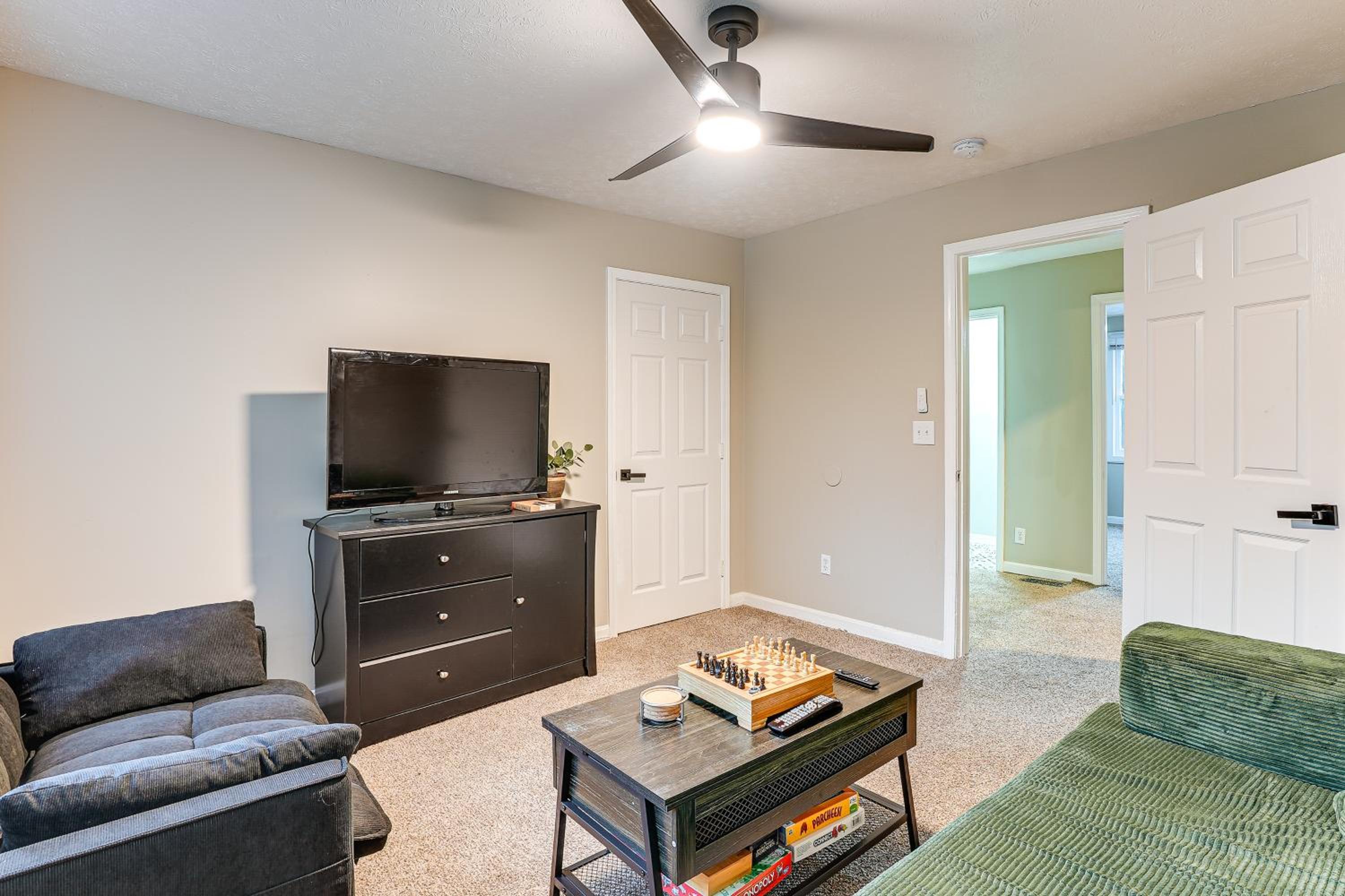 Stay Near the Derby and Downtown! Louisville Apt