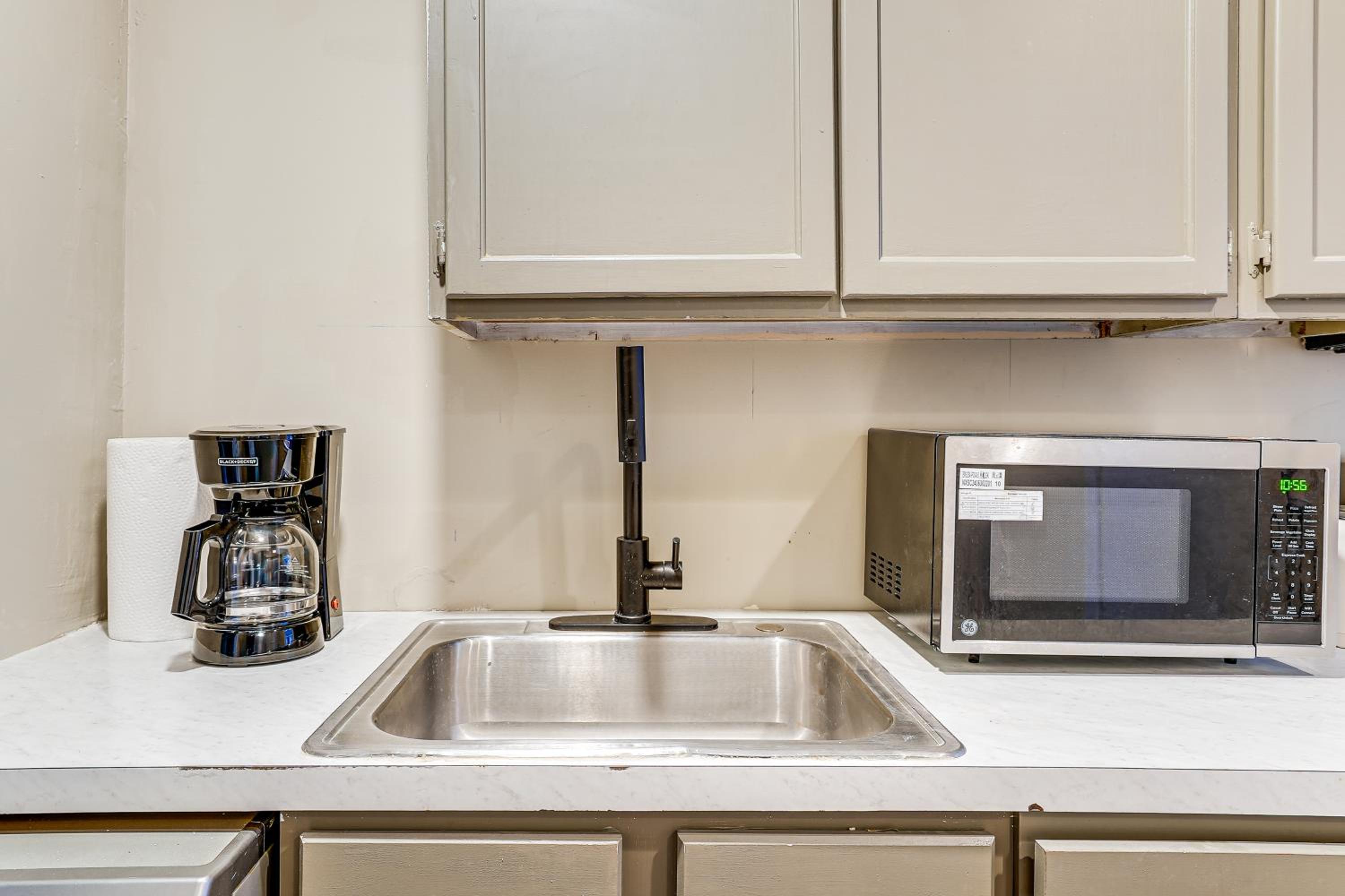Stay Near the Derby and Downtown! Louisville Apt