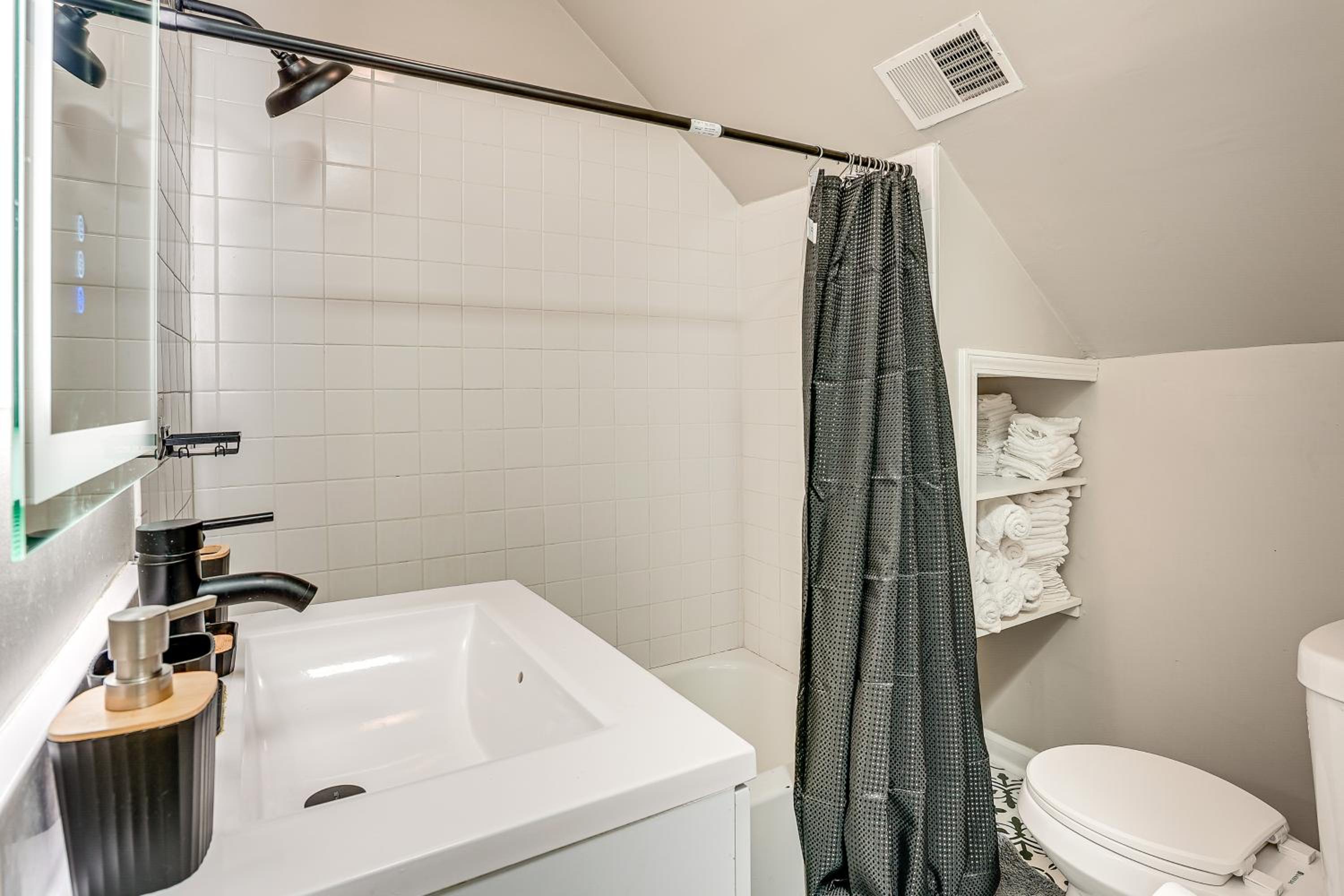 Stay Near the Derby and Downtown! Louisville Apt