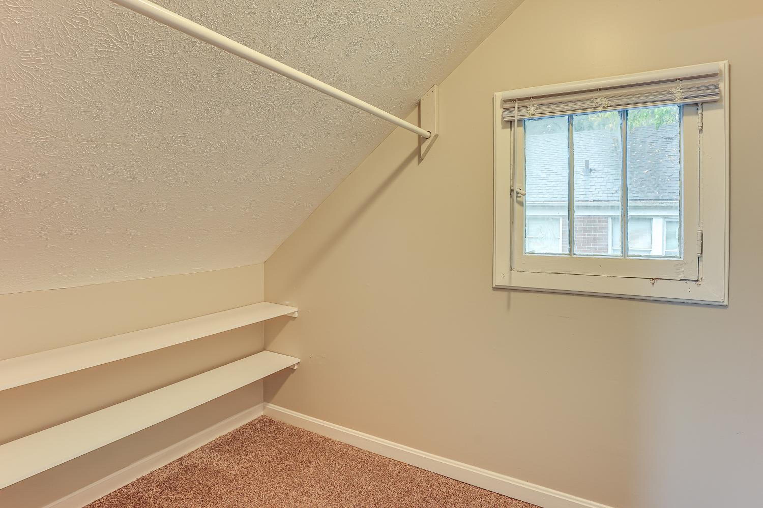 Stay Near the Derby and Downtown! Louisville Apt