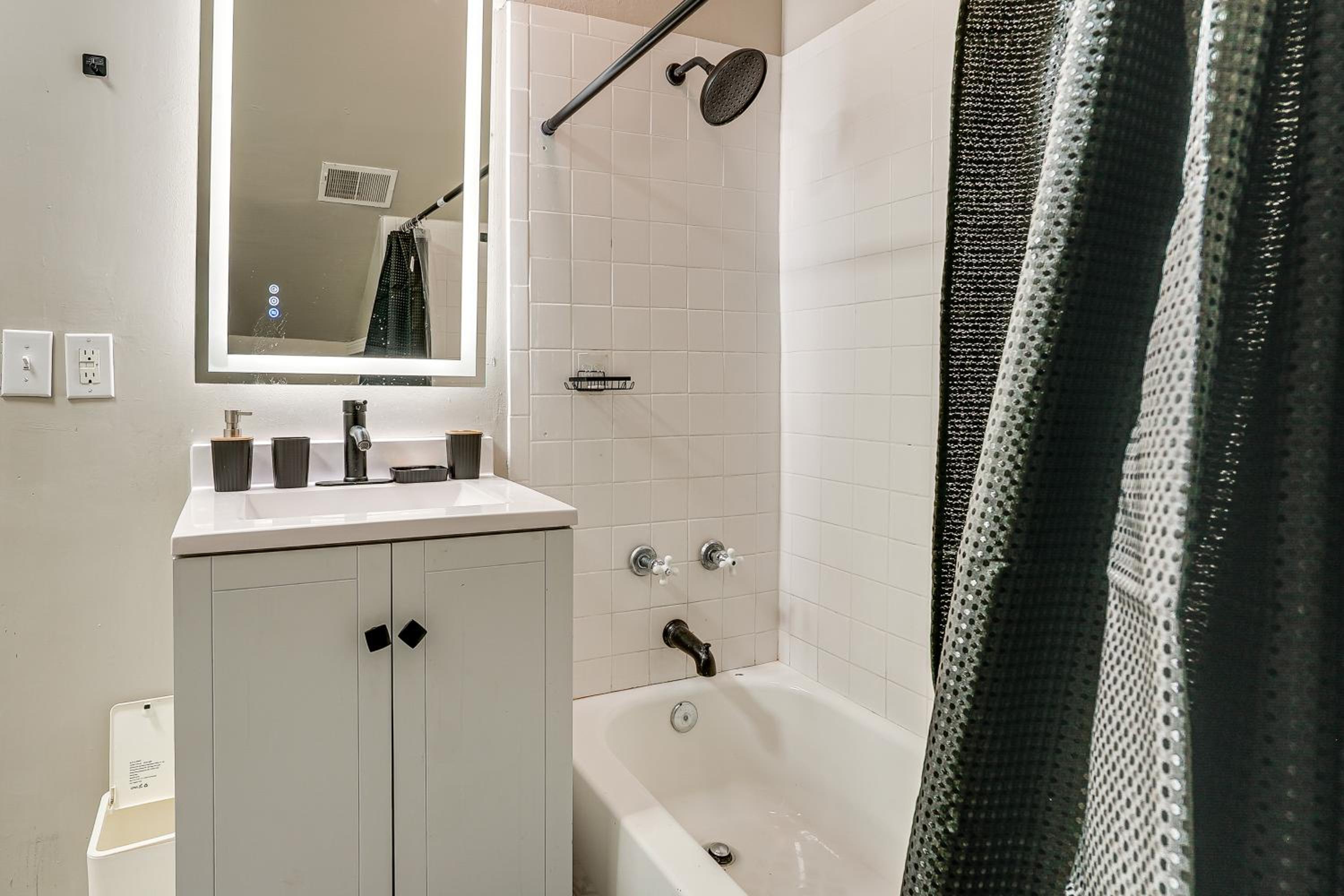 Stay Near the Derby and Downtown! Louisville Apt