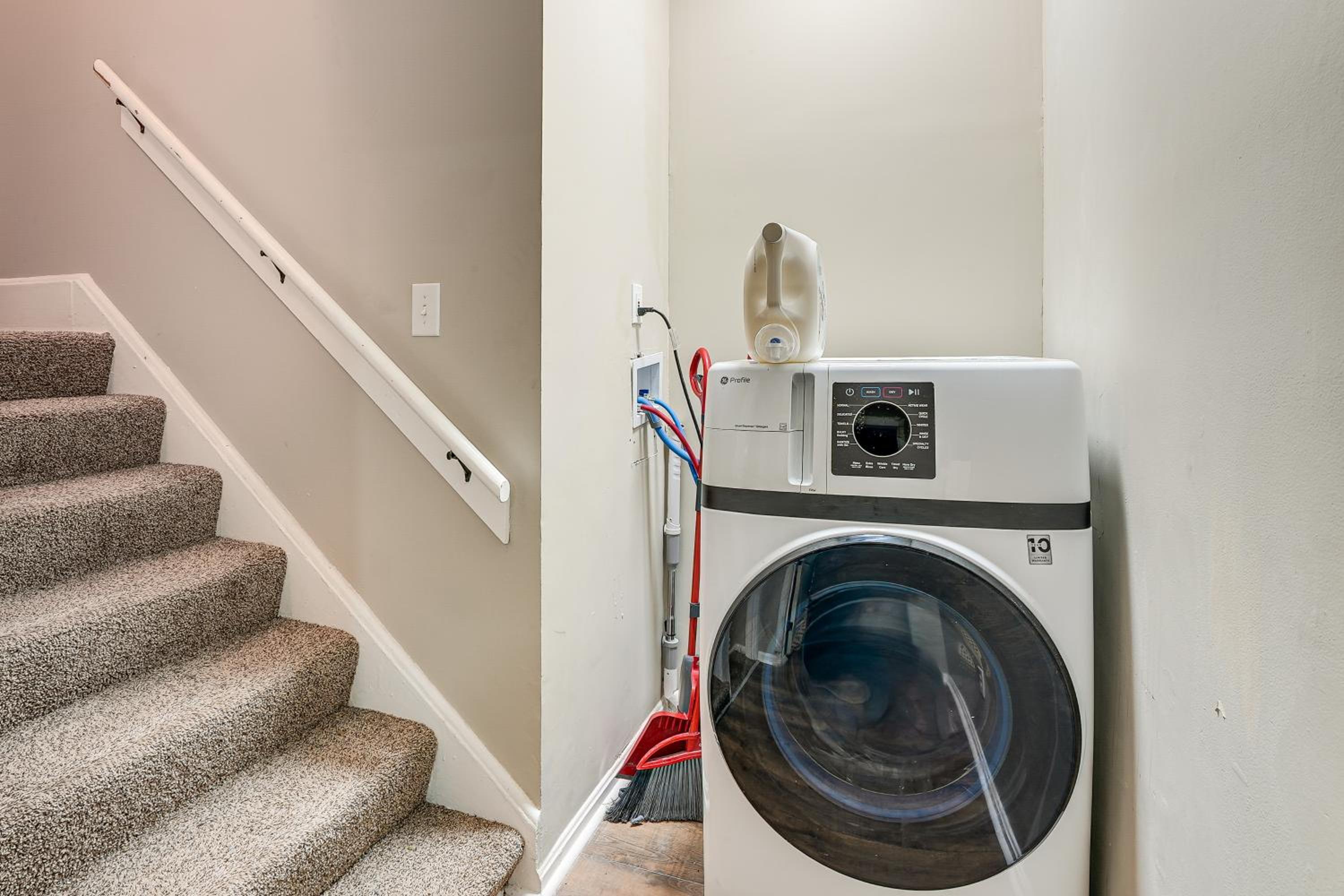 Stay Near the Derby and Downtown! Louisville Apt