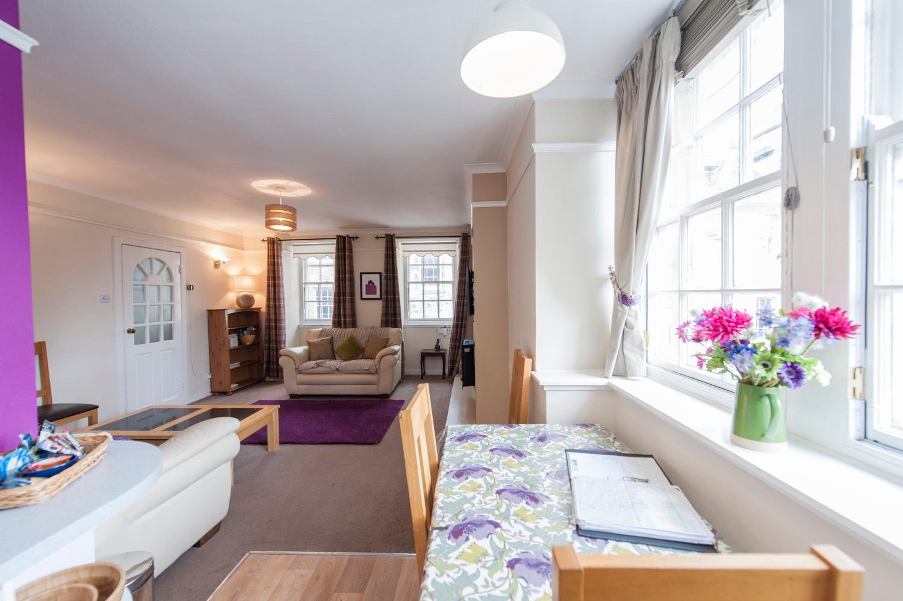 Writers View, Royal Mile Apartment Edinburgh view 5