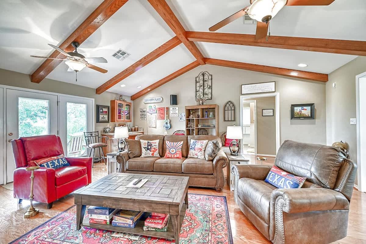 Hill Country Oasis-Deck-BBQ Grill-10 Min to Town!