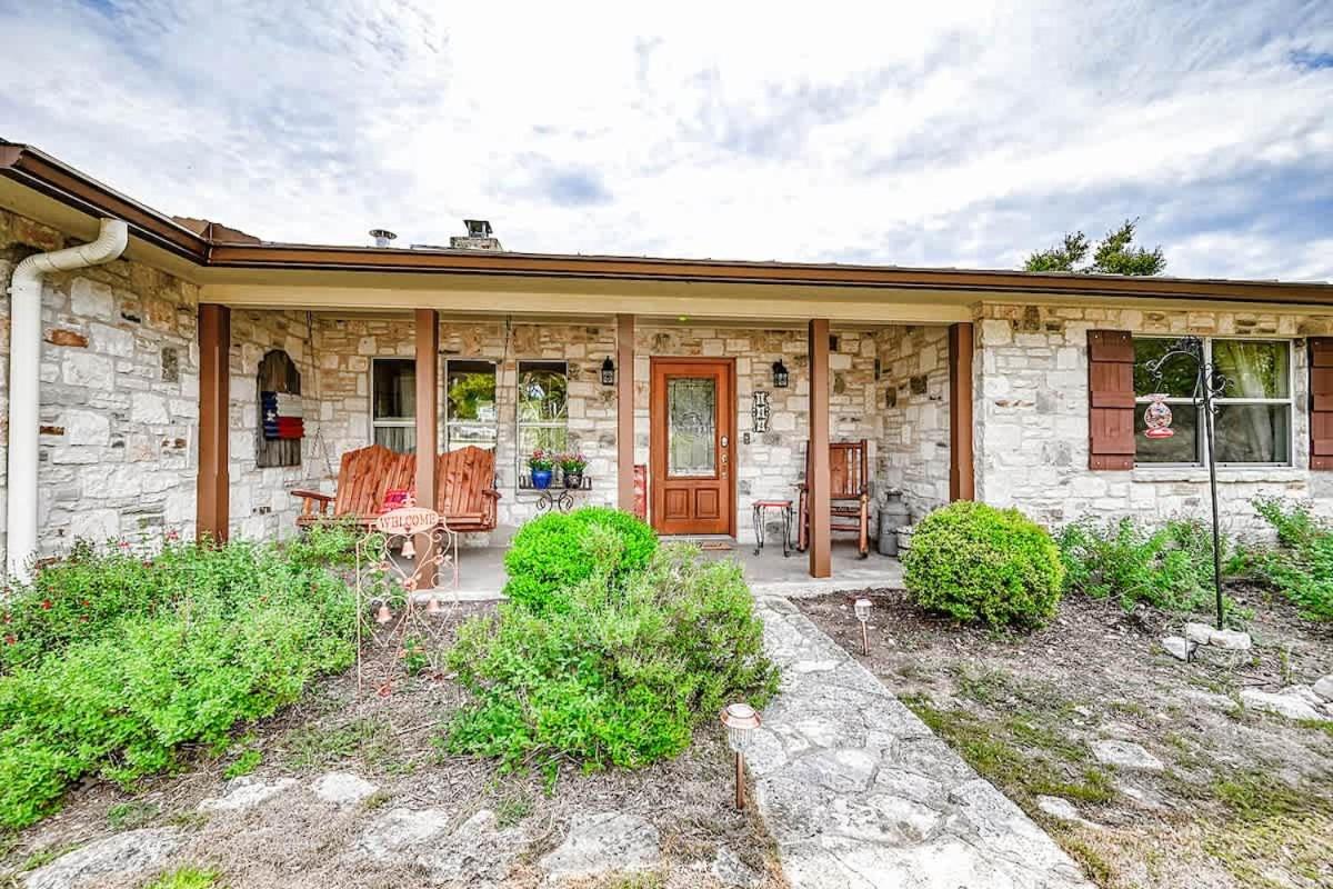 Hill Country Oasis-Deck-BBQ Grill-10 Min to Town!