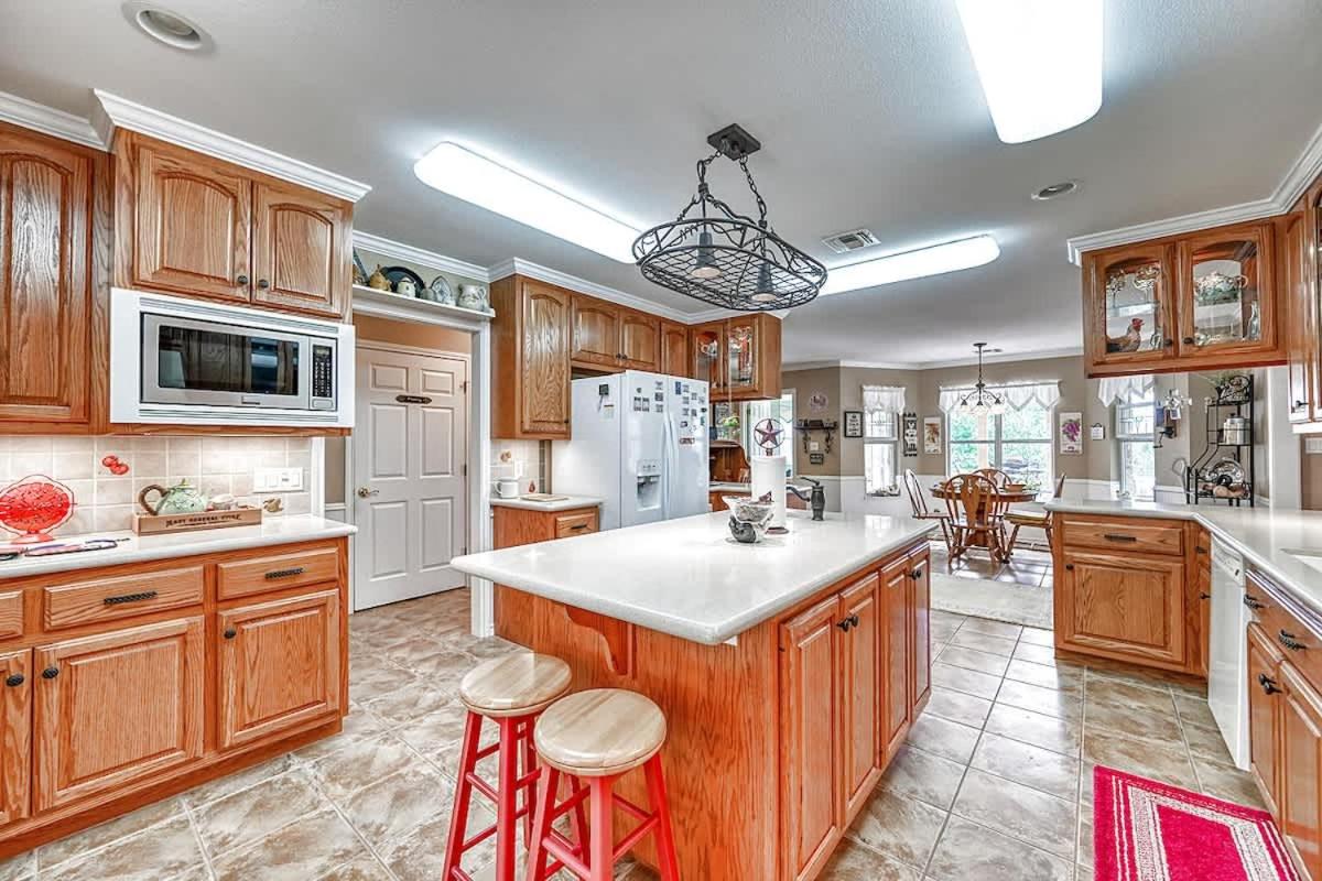 Hill Country Oasis-Deck-BBQ Grill-10 Min to Town!