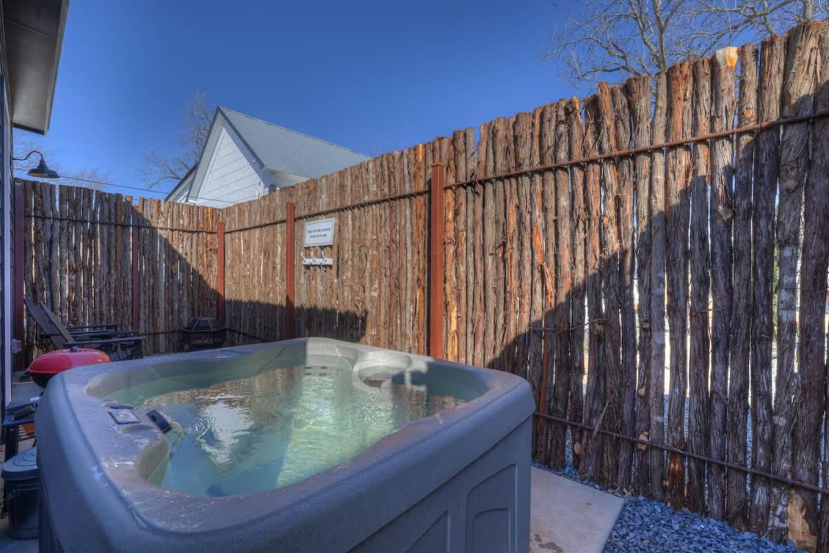 Pop 3: Hot-Tub, Close to Main St