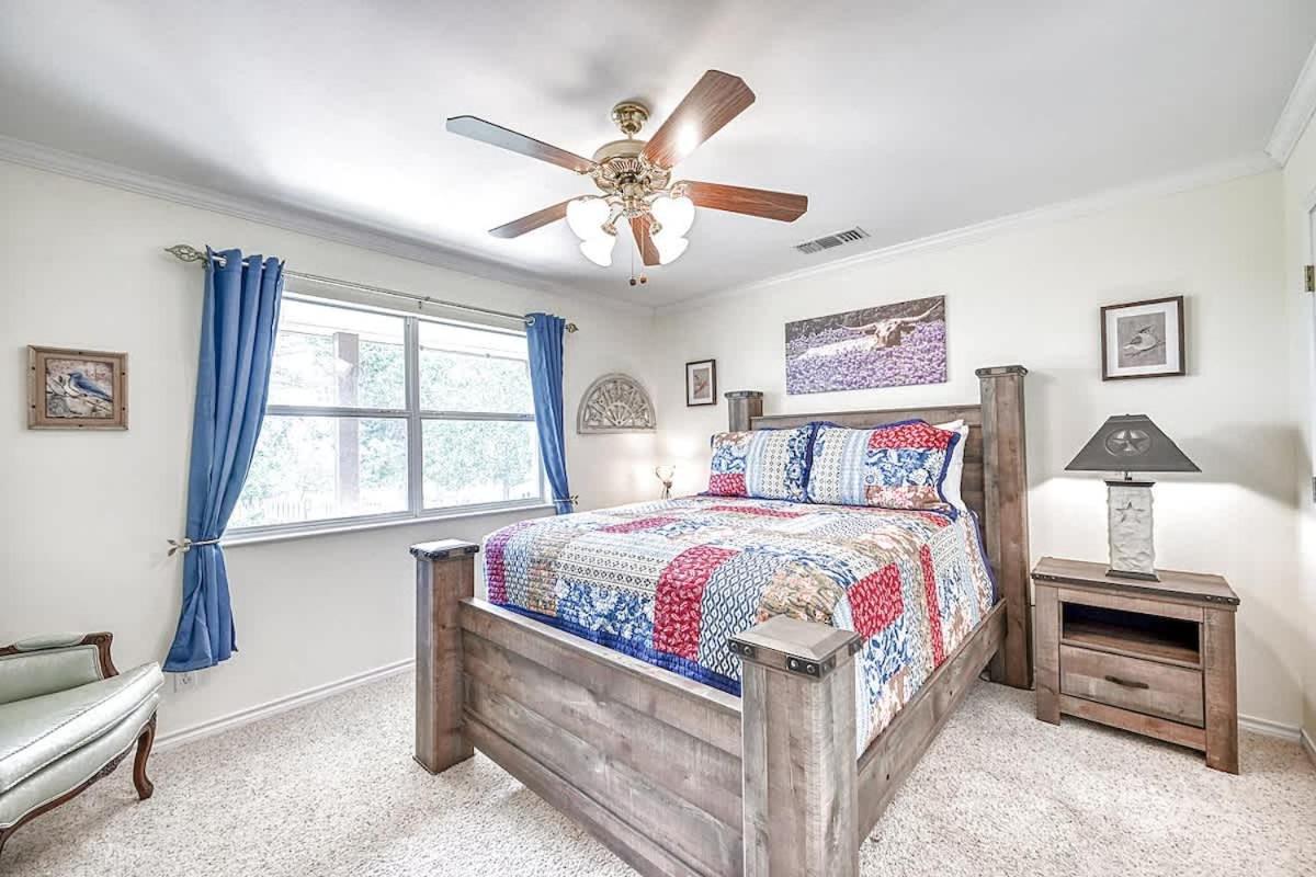 Hill Country Oasis-Deck-BBQ Grill-10 Min to Town!