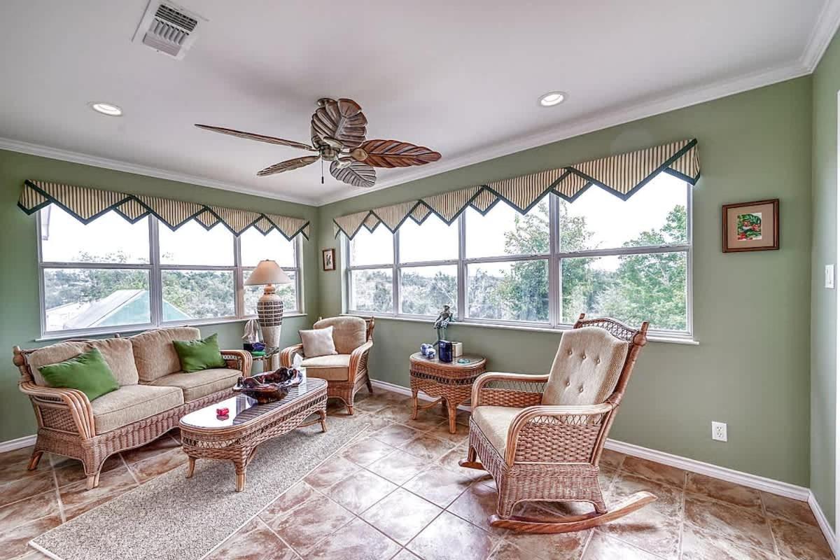 Hill Country Oasis-Deck-BBQ Grill-10 Min to Town!