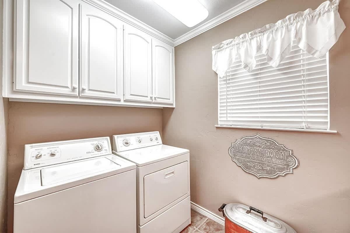 Hill Country Oasis-Deck-BBQ Grill-10 Min to Town!