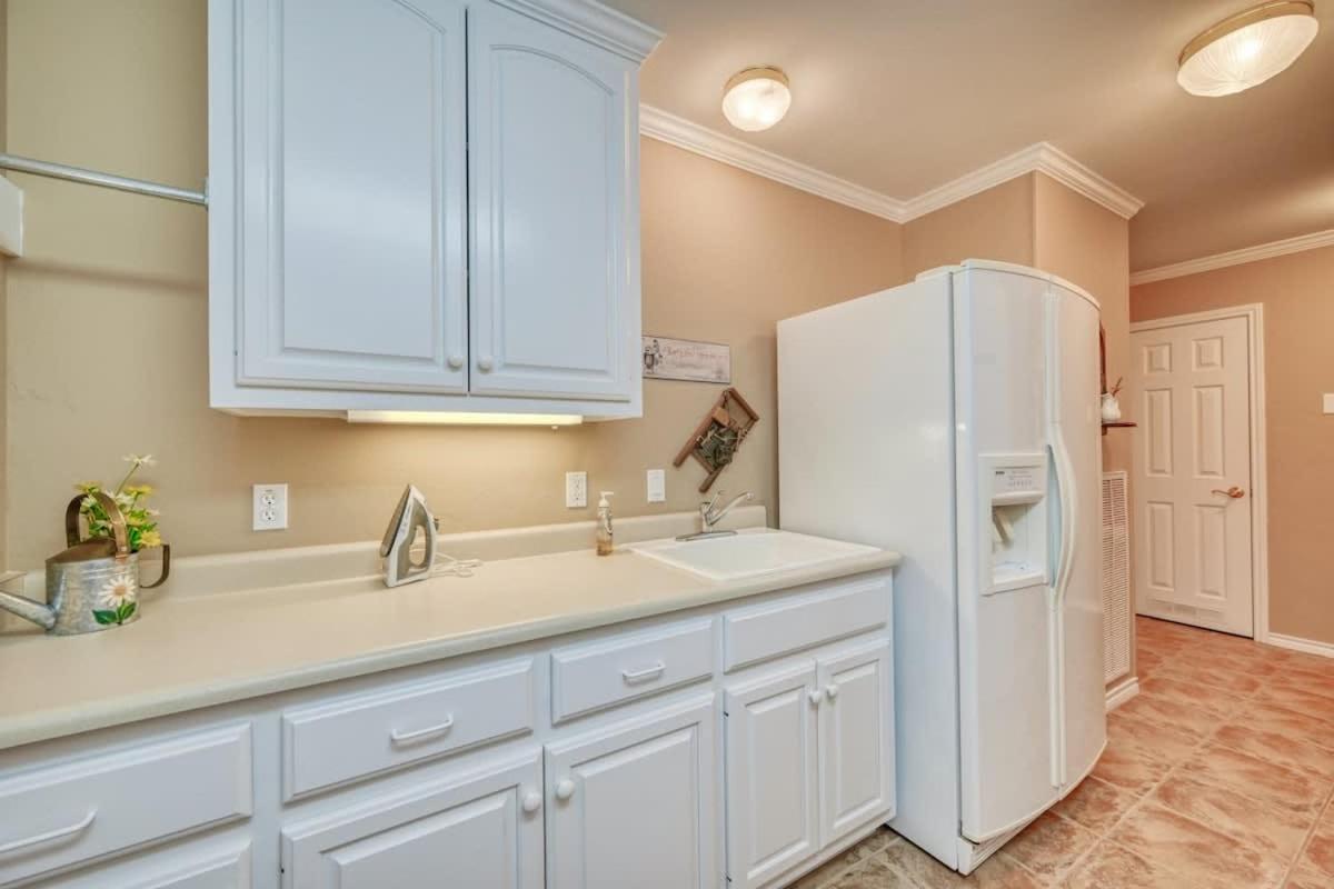 Hill Country Oasis-Deck-BBQ Grill-10 Min to Town!