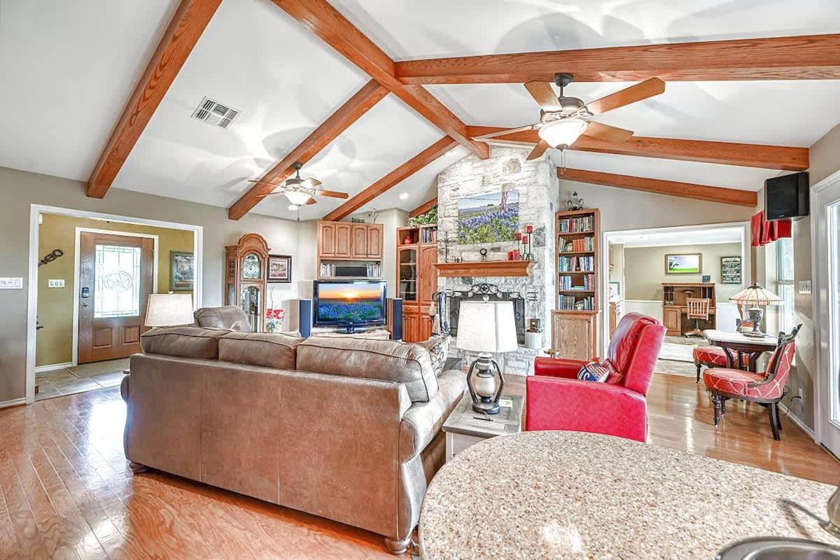 Hill Country Oasis-Deck-BBQ Grill-10 Min to Town!