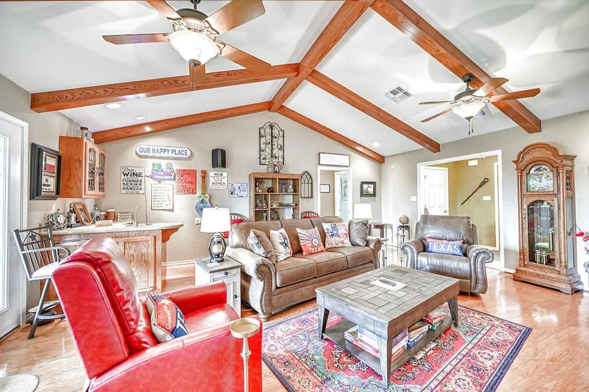 Hill Country Oasis-Deck-BBQ Grill-10 Min to Town!