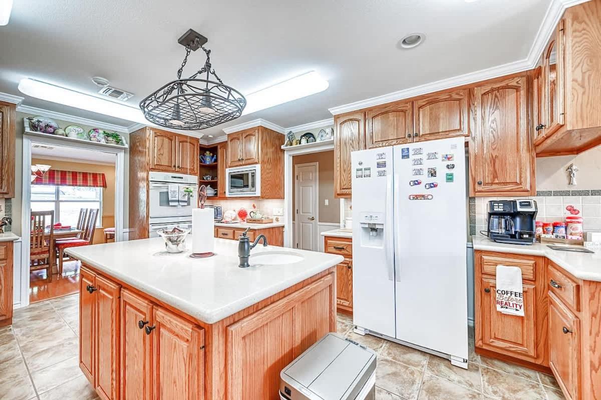 Hill Country Oasis-Deck-BBQ Grill-10 Min to Town!