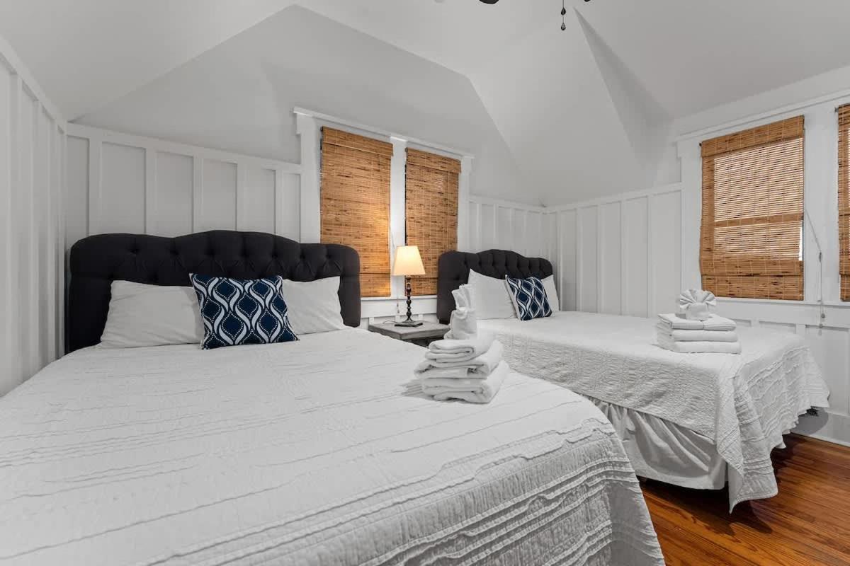 Life is Gruene-Riverfront Luxury-1Mi To GrueneHall