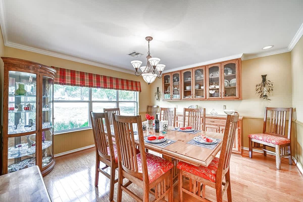 Hill Country Oasis-Deck-BBQ Grill-10 Min to Town!