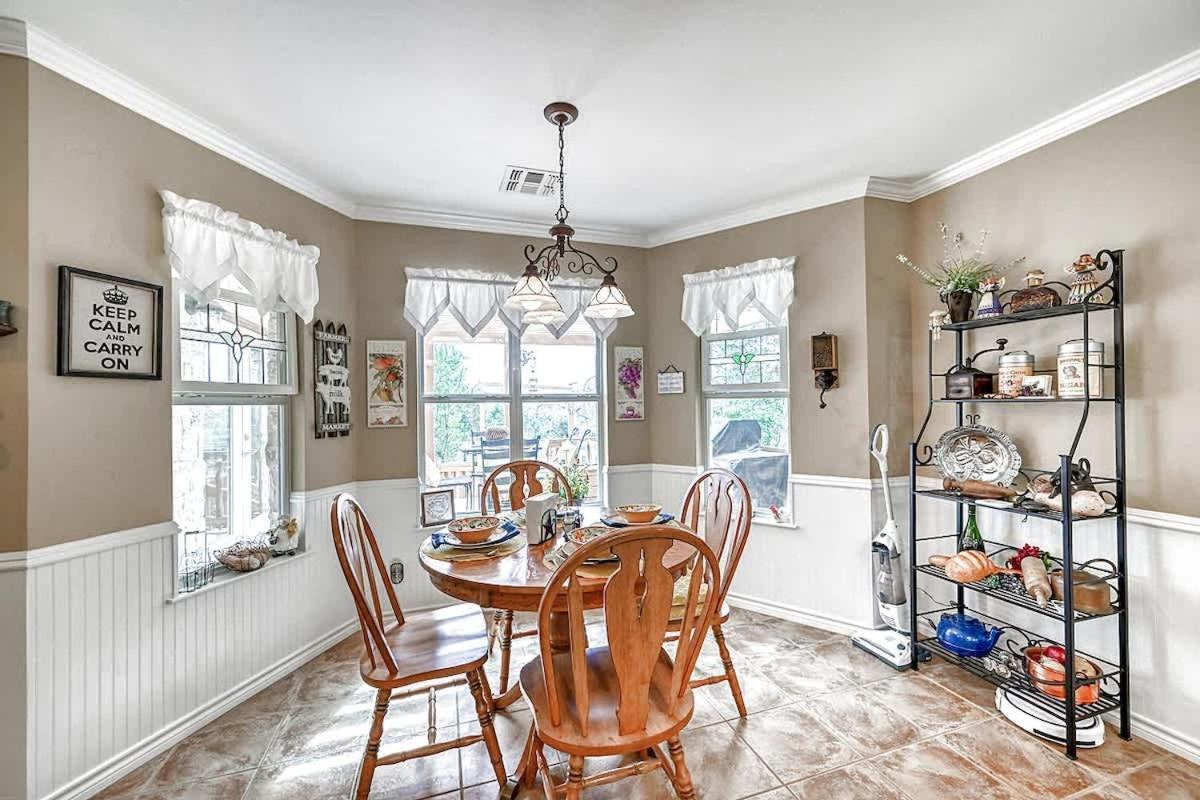 Hill Country Oasis-Deck-BBQ Grill-10 Min to Town!